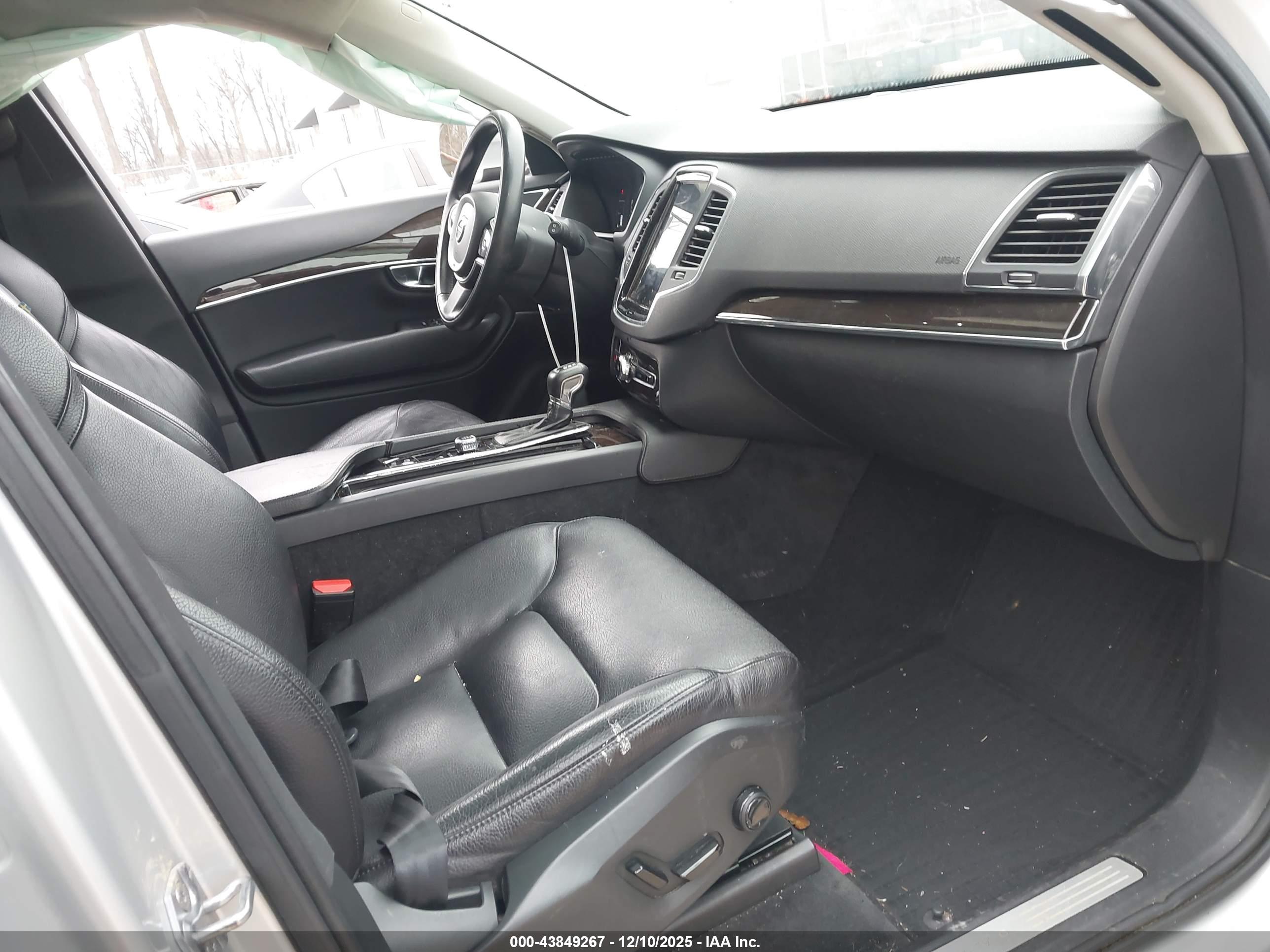VOLVO XC90 image 5