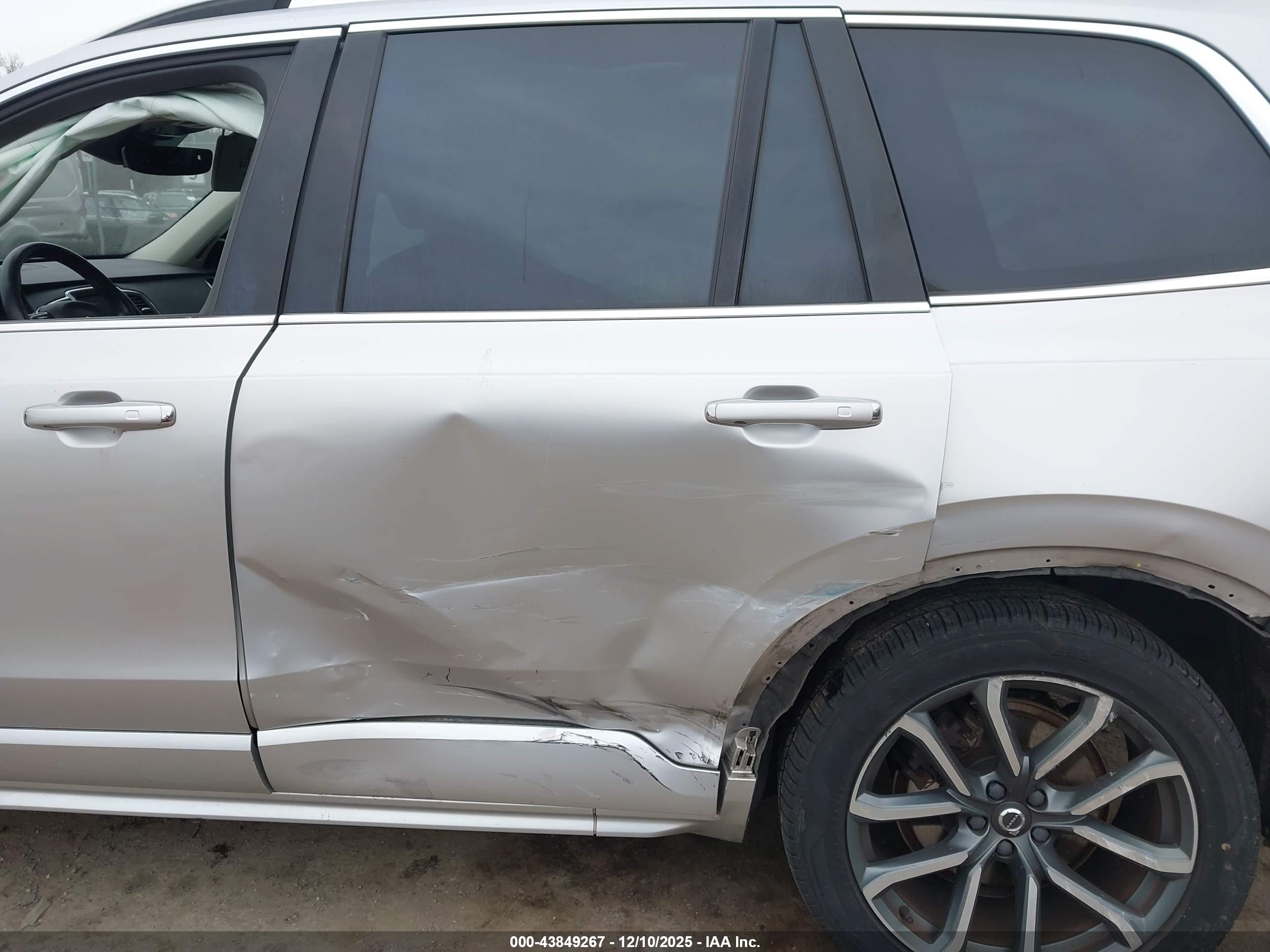 VOLVO XC90 image 6