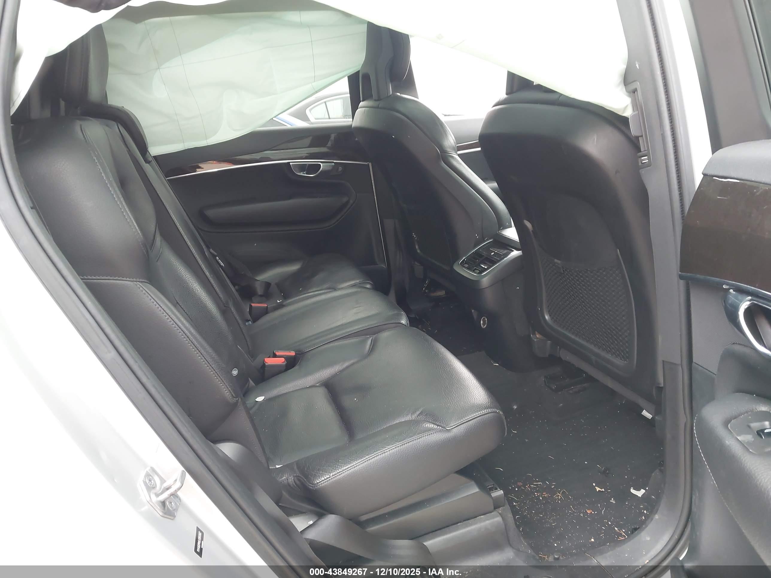 VOLVO XC90 image 8