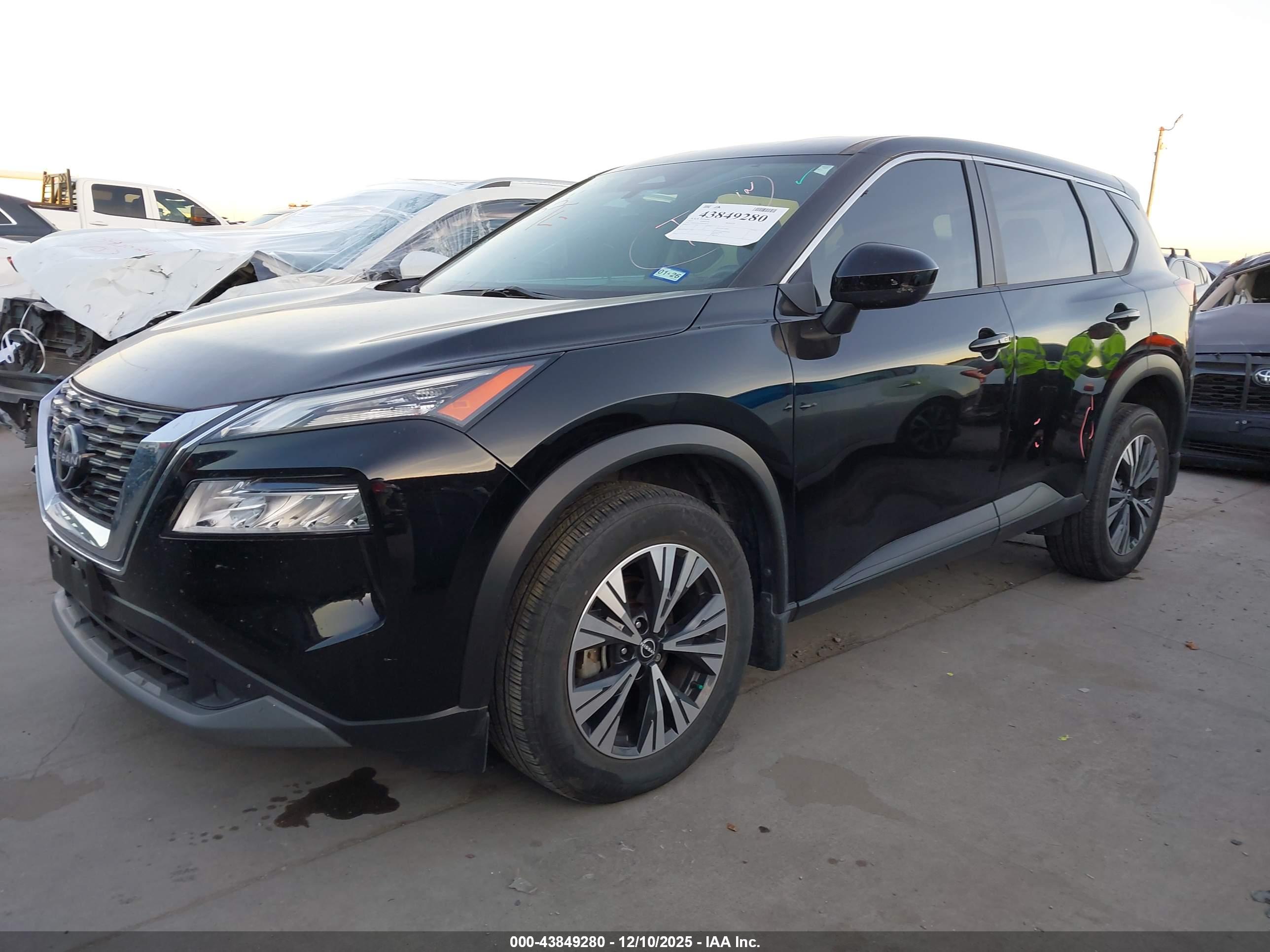 NISSAN ROGUE image 2