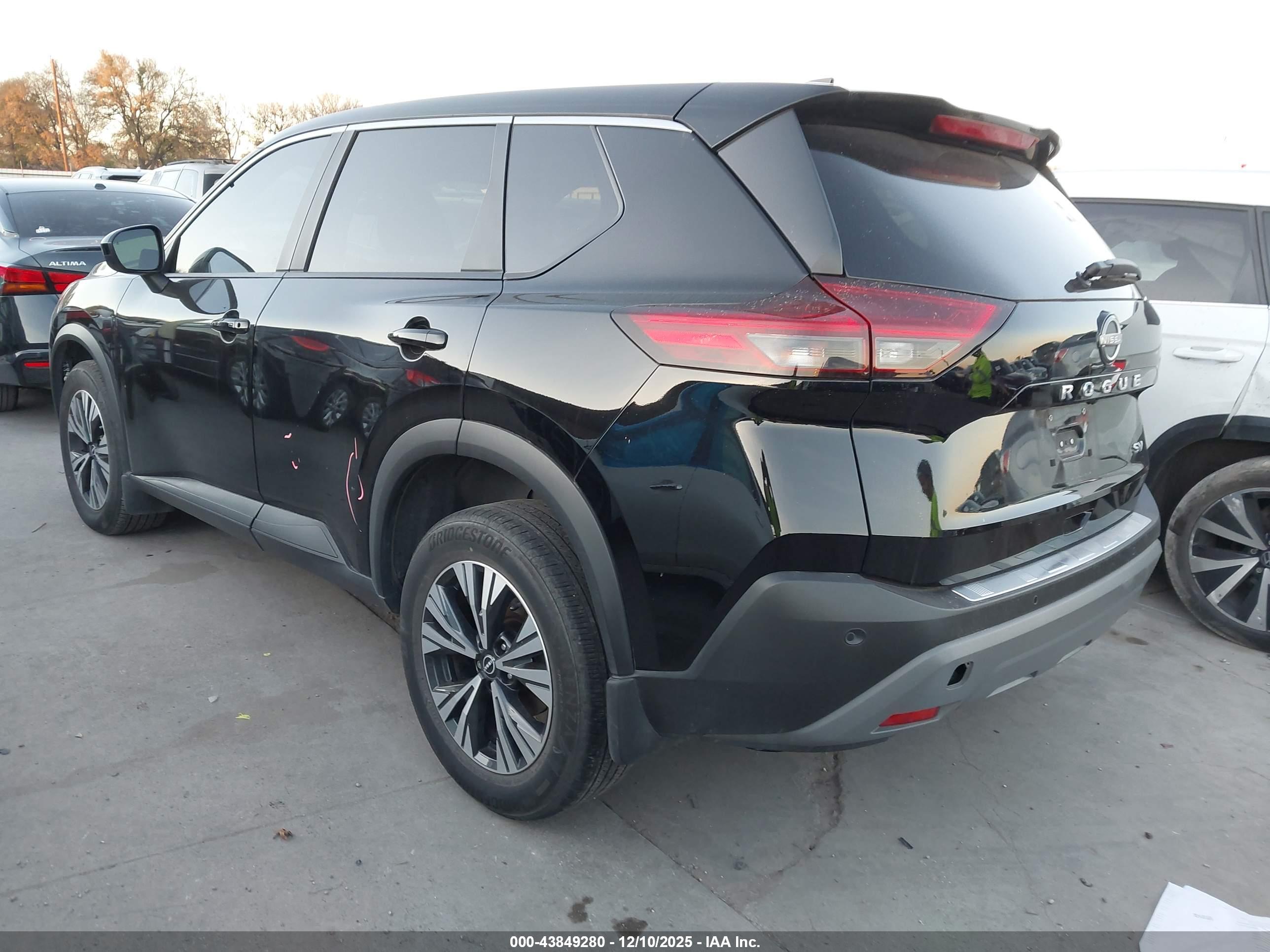 NISSAN ROGUE image 3