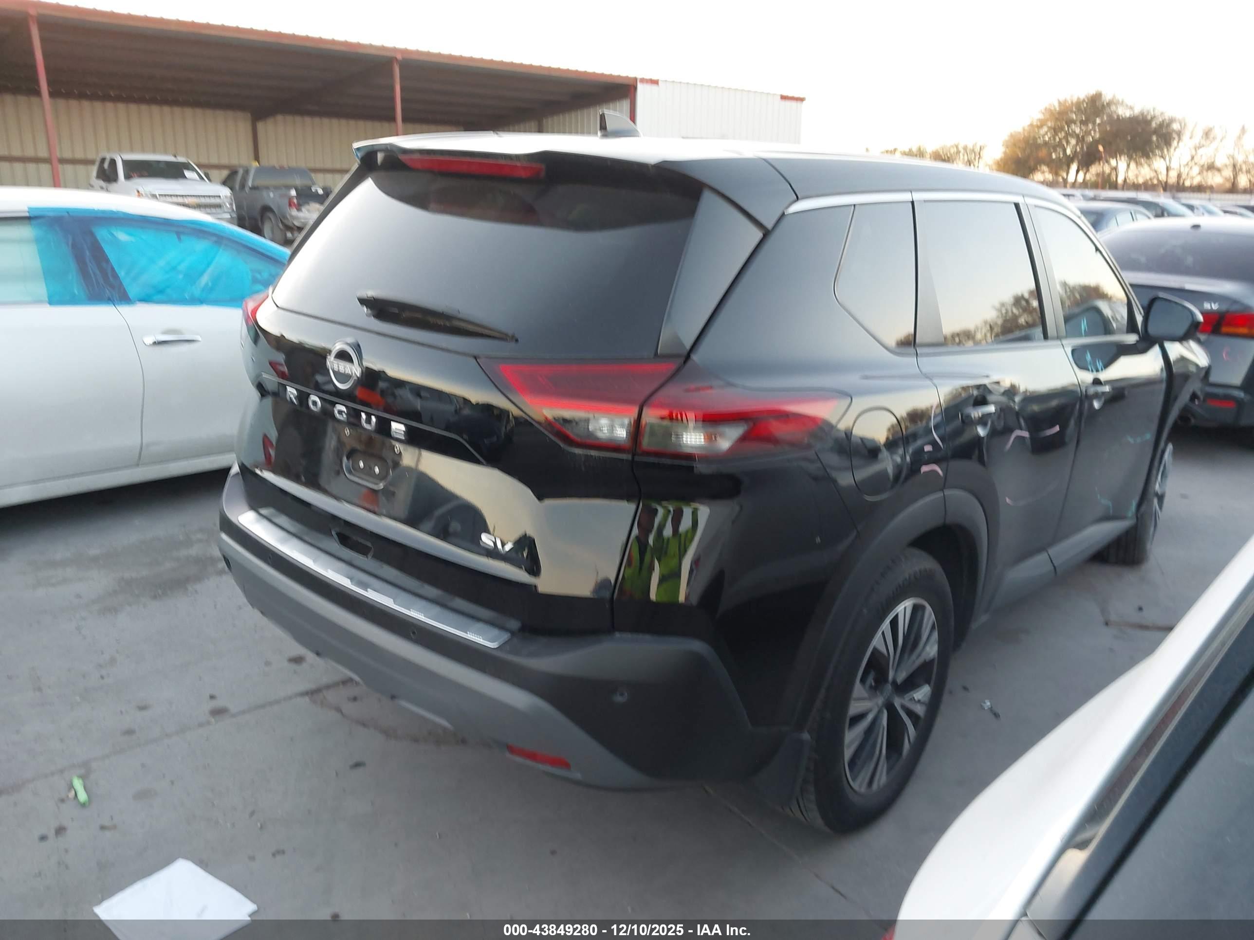 NISSAN ROGUE image 4
