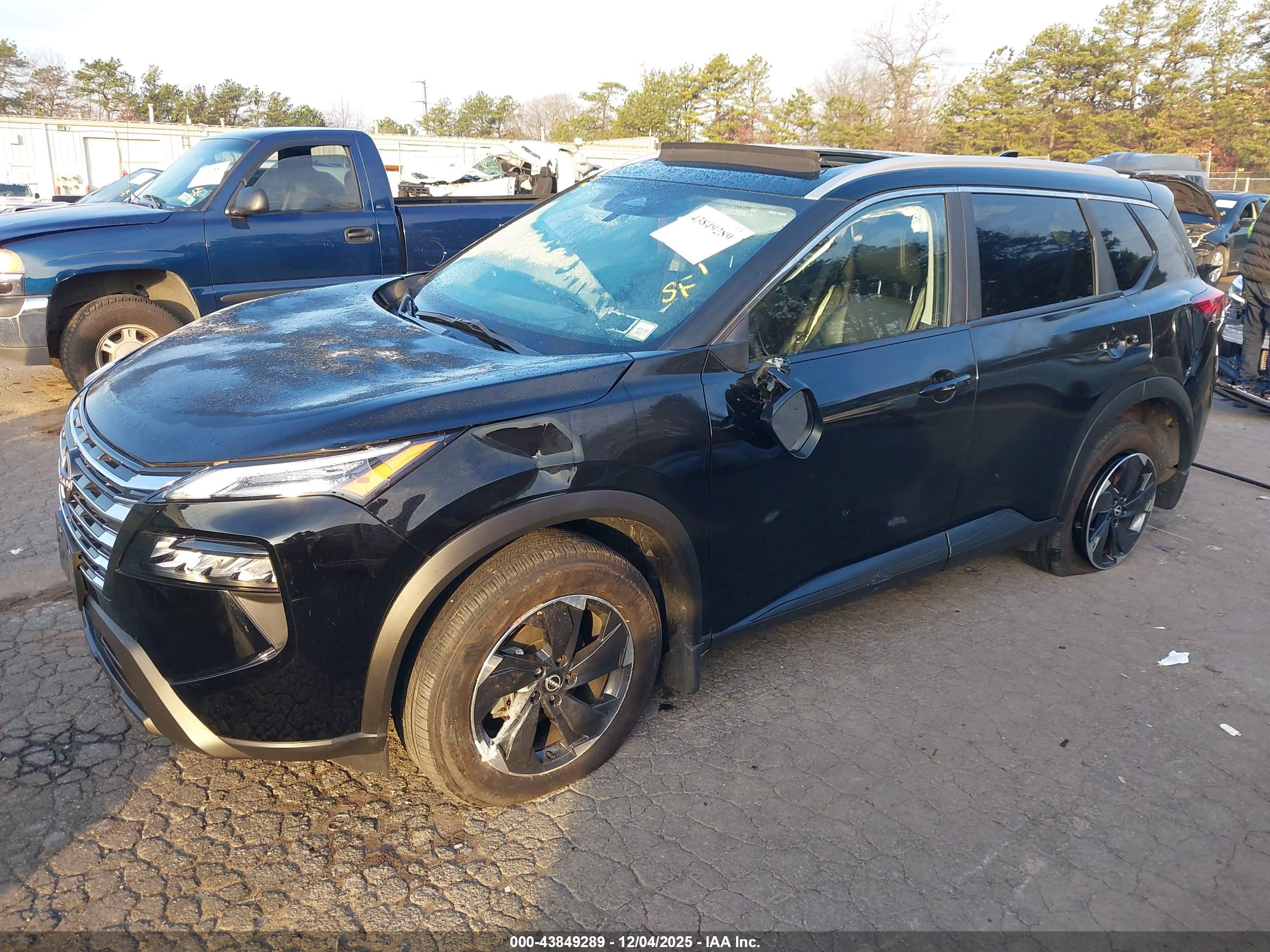 NISSAN ROGUE image 2