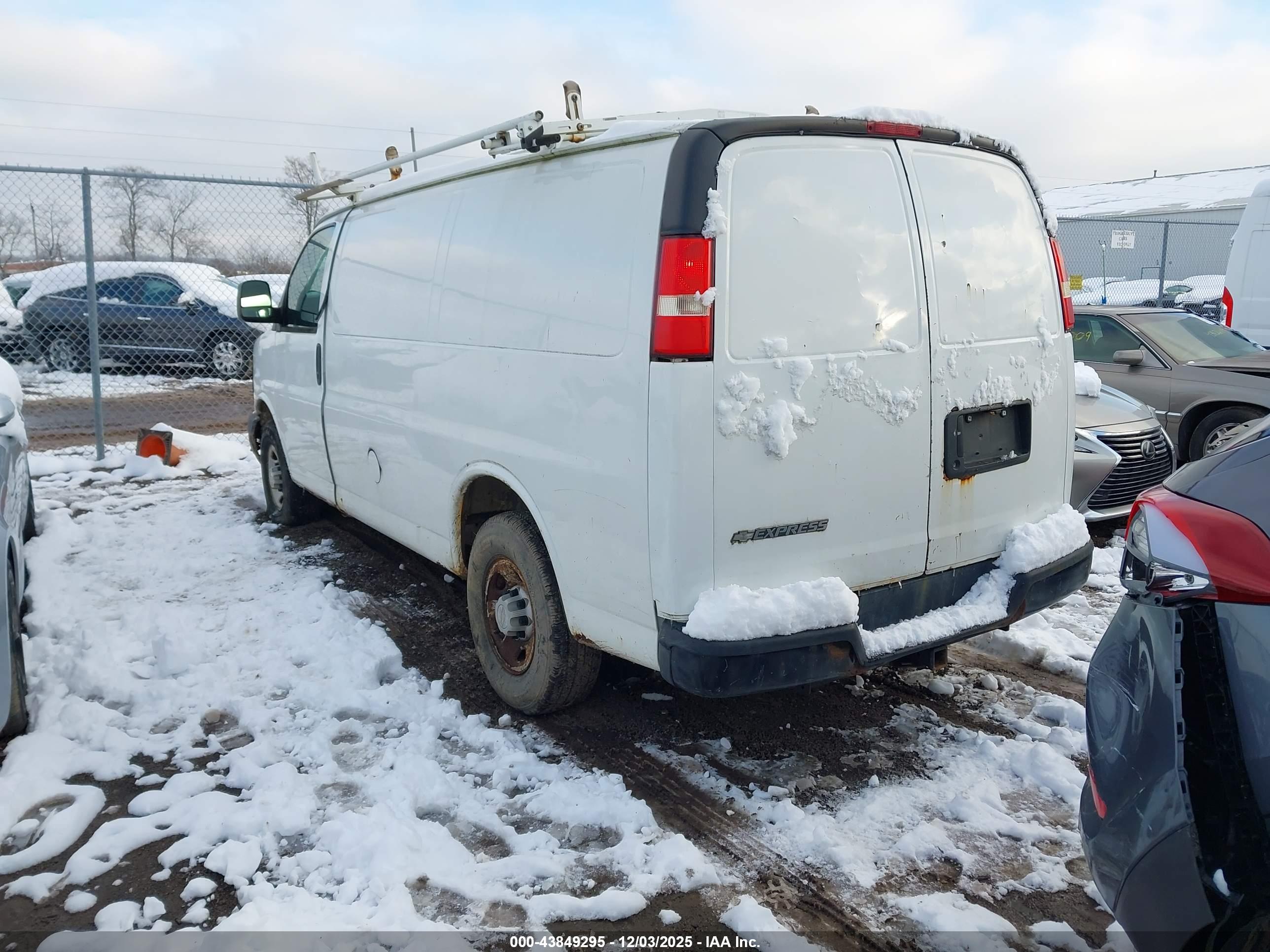 CHEVROLET EXPRESS image 3