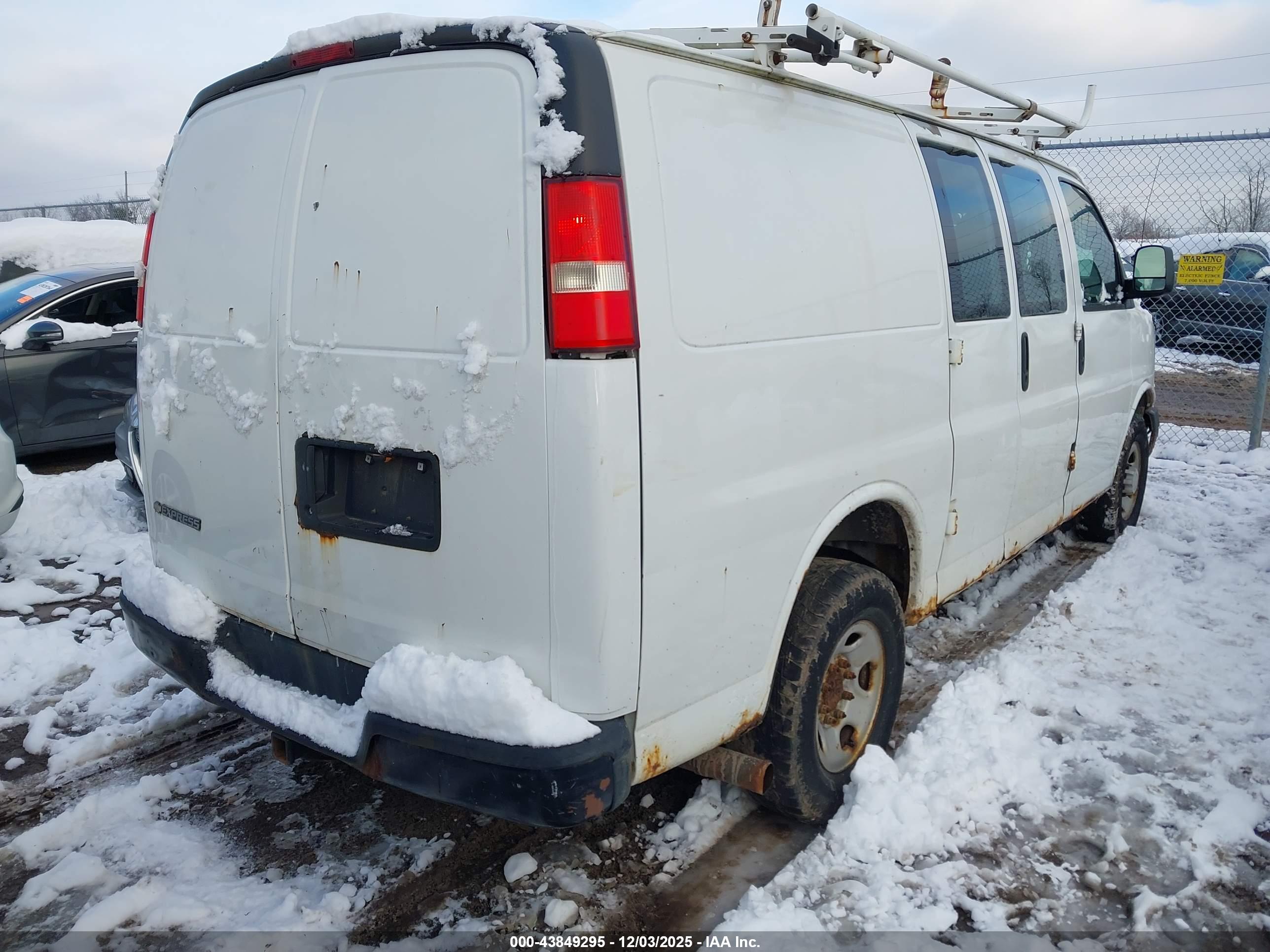 CHEVROLET EXPRESS image 4