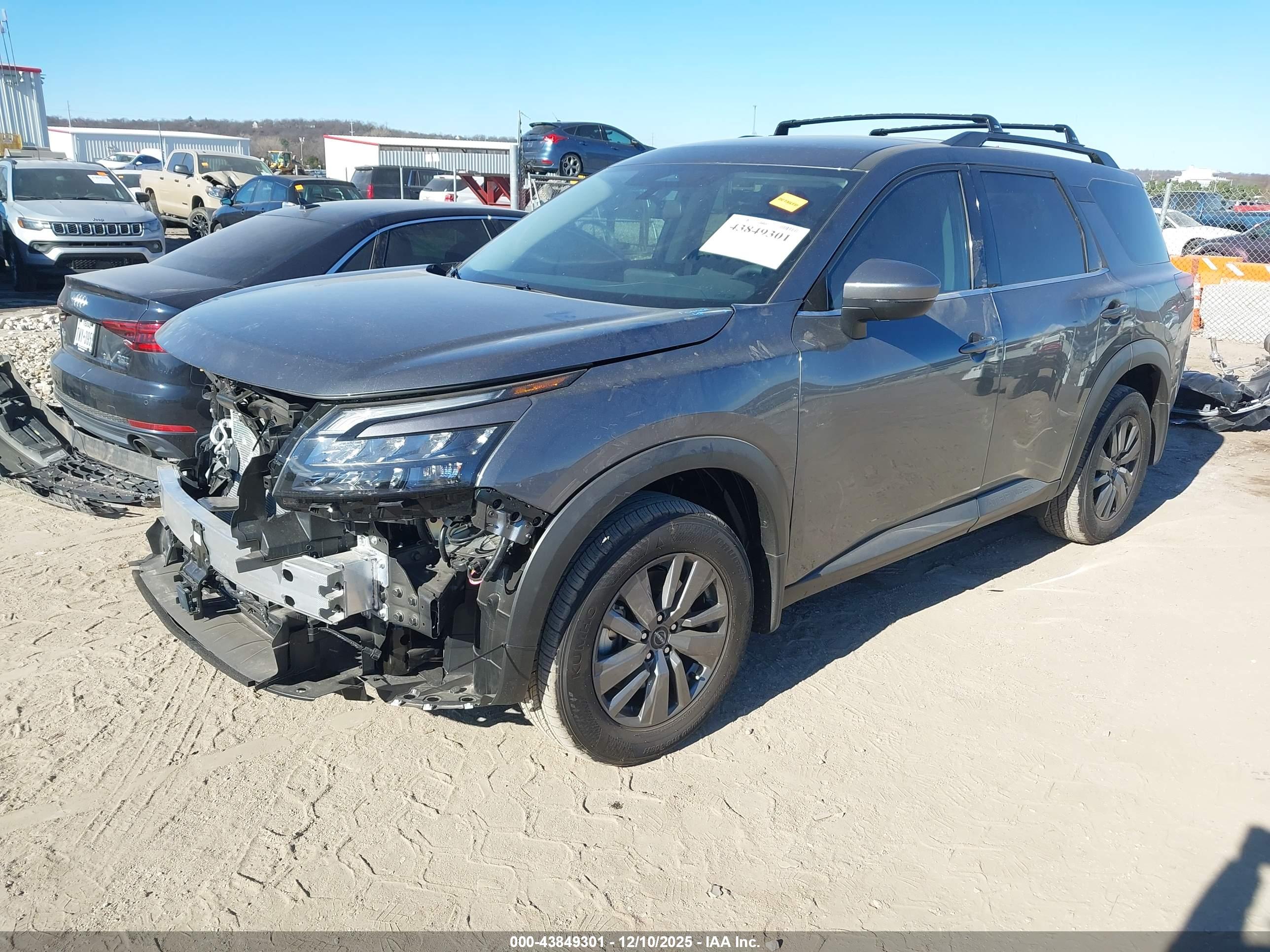 NISSAN PATHFINDER image 2