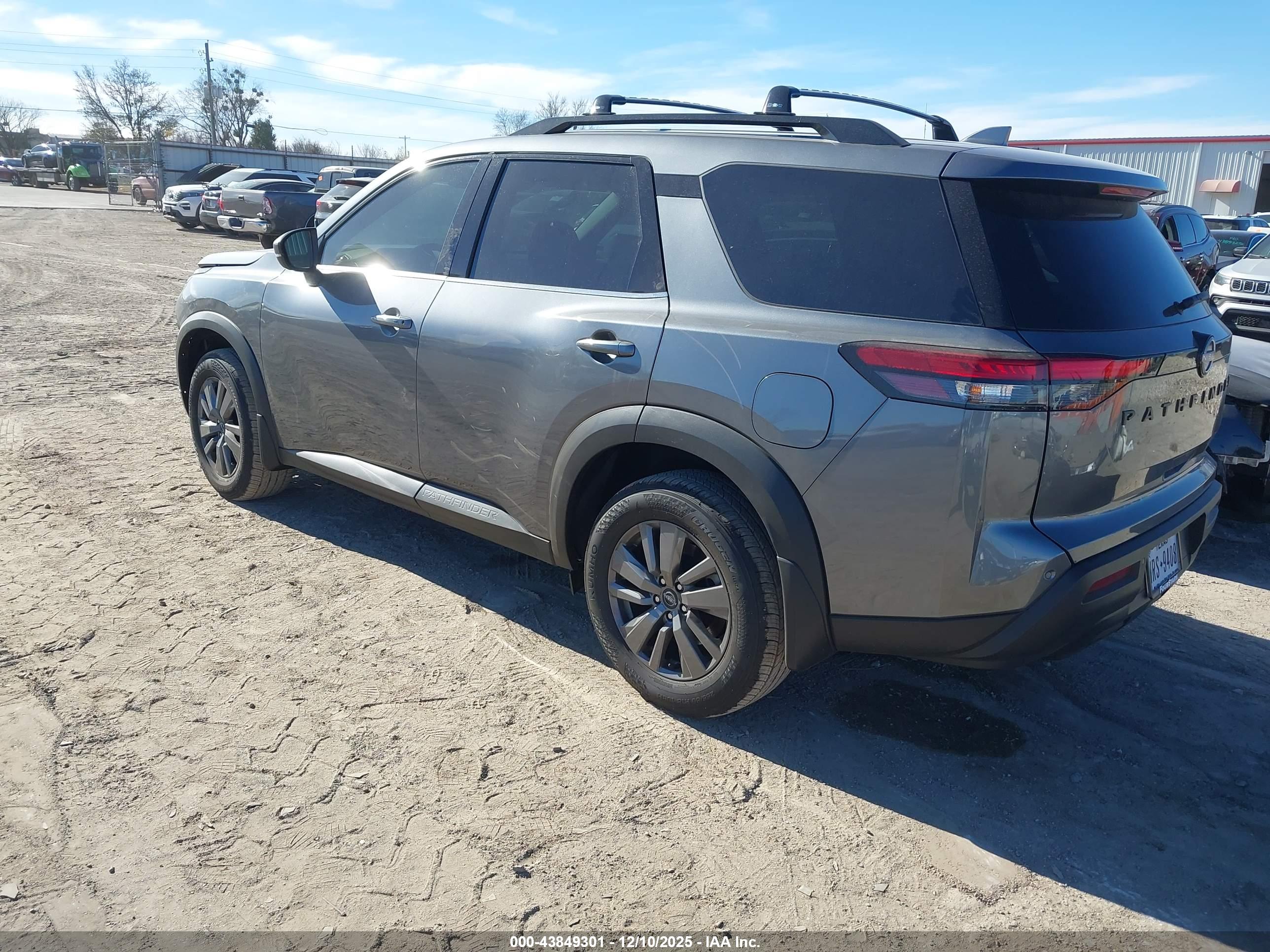 NISSAN PATHFINDER image 3