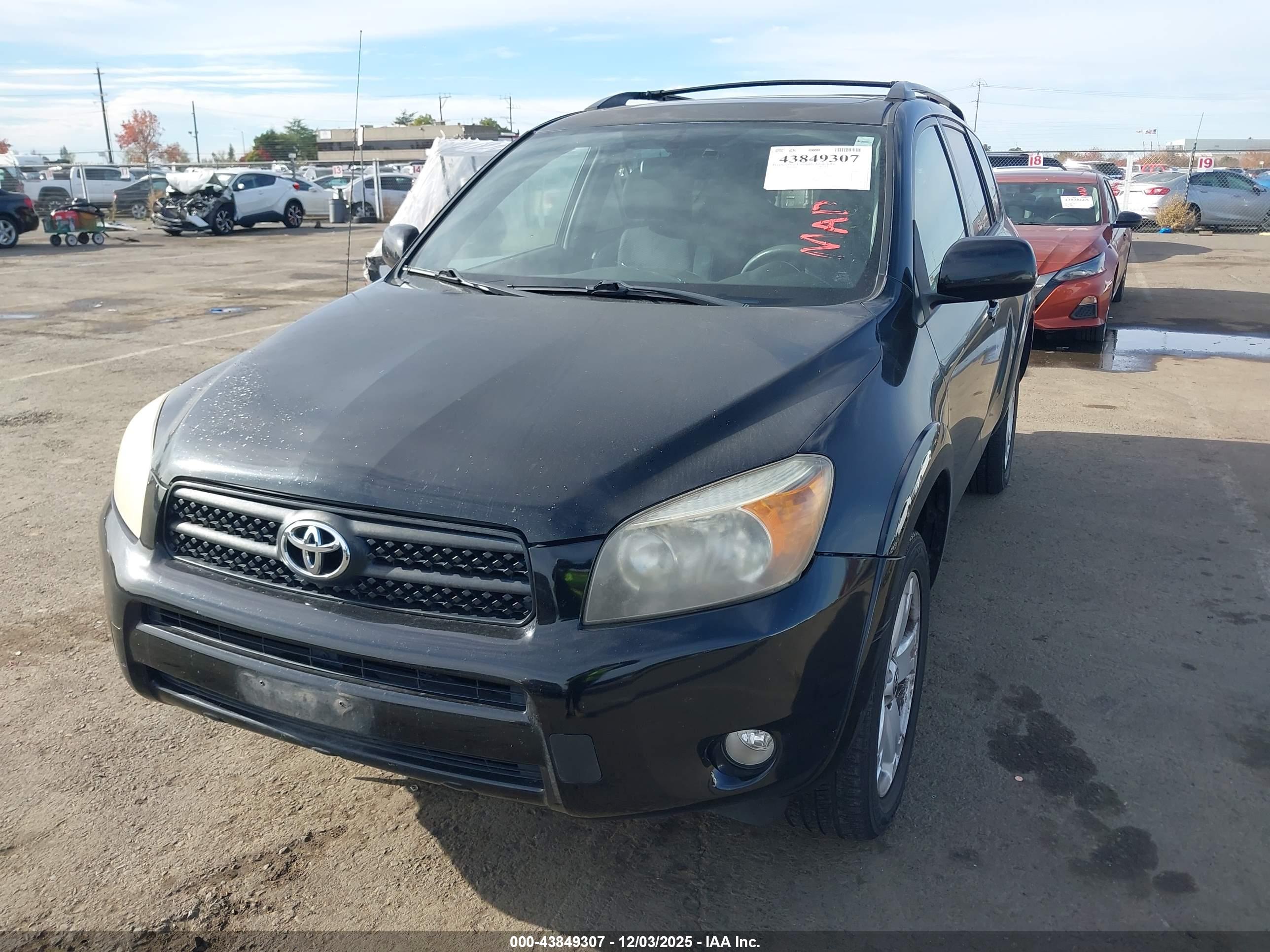 TOYOTA RAV4 image 2