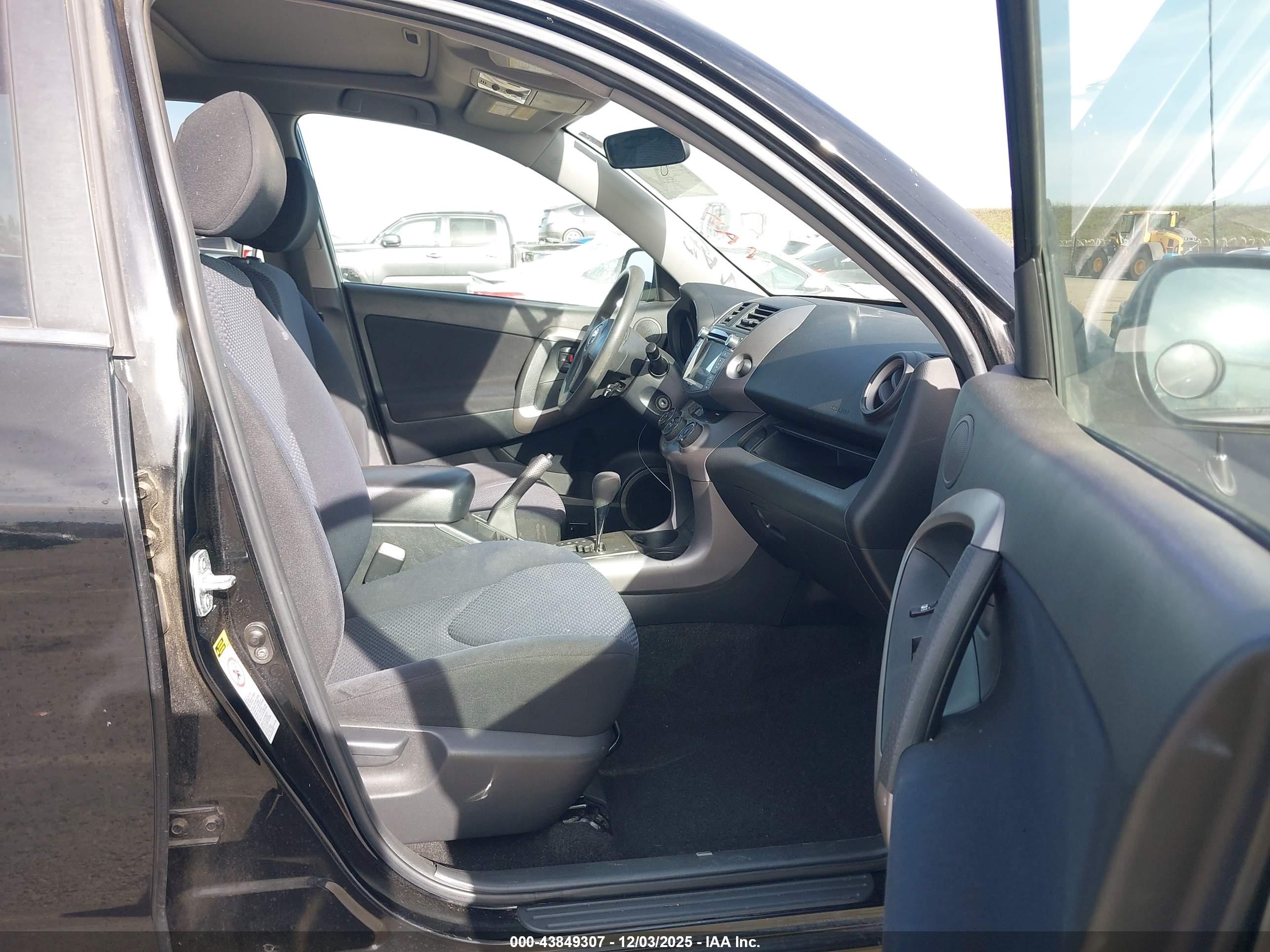 TOYOTA RAV4 image 5