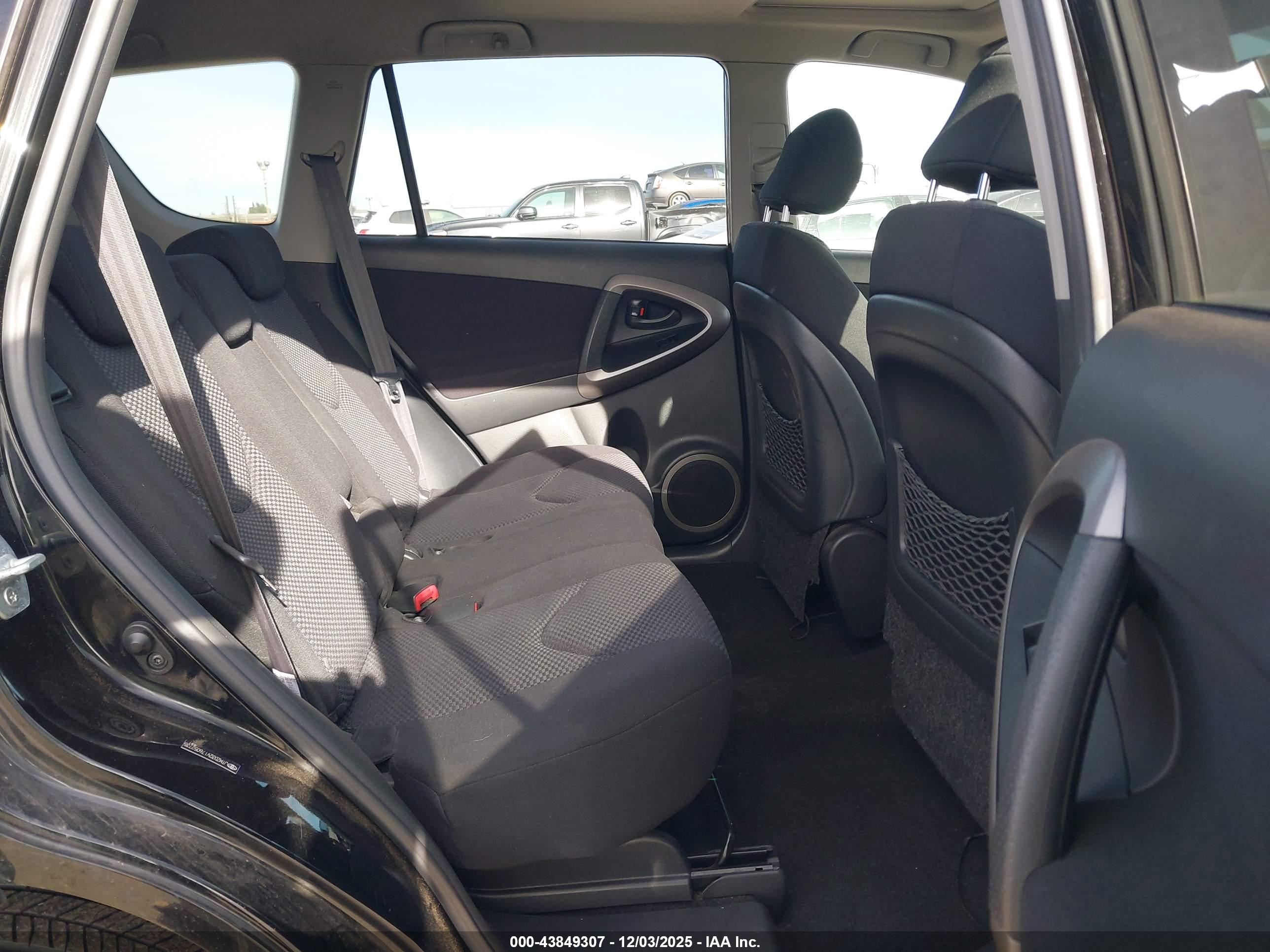 TOYOTA RAV4 image 8