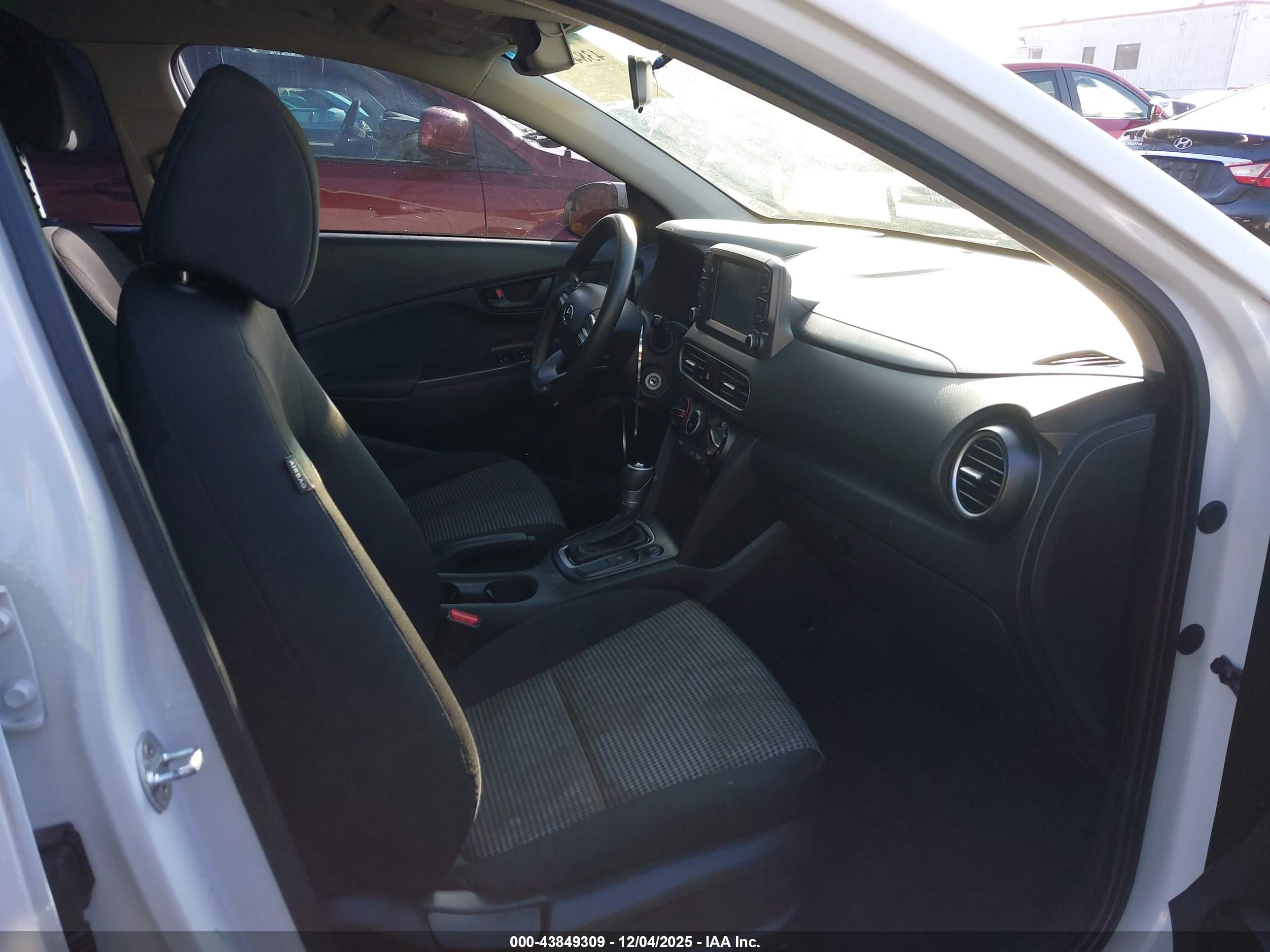 HYUNDAI KONA image 5