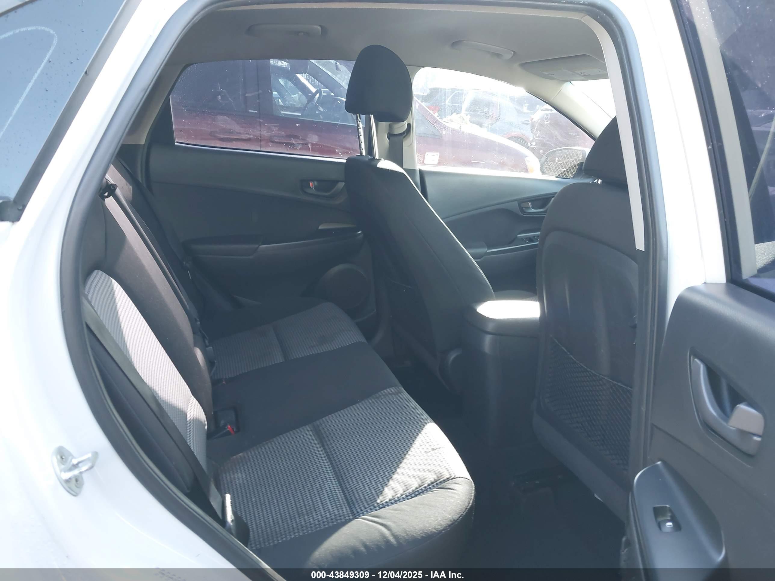 HYUNDAI KONA image 8