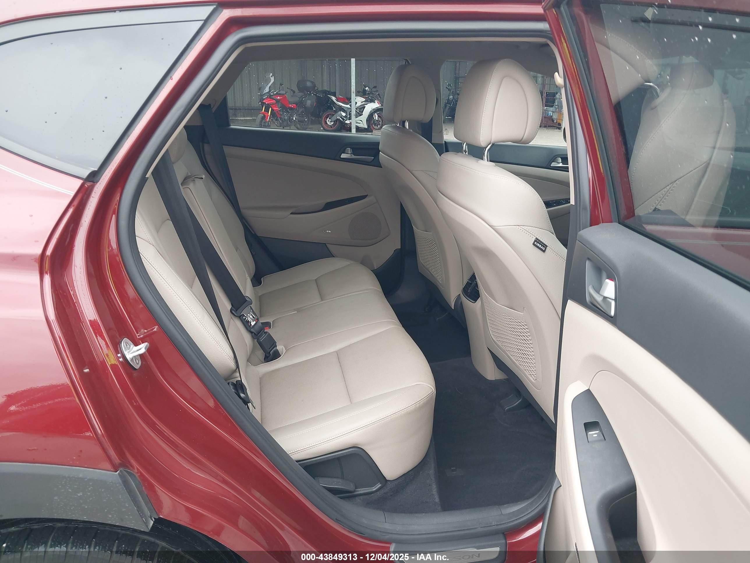 HYUNDAI TUCSON image 8
