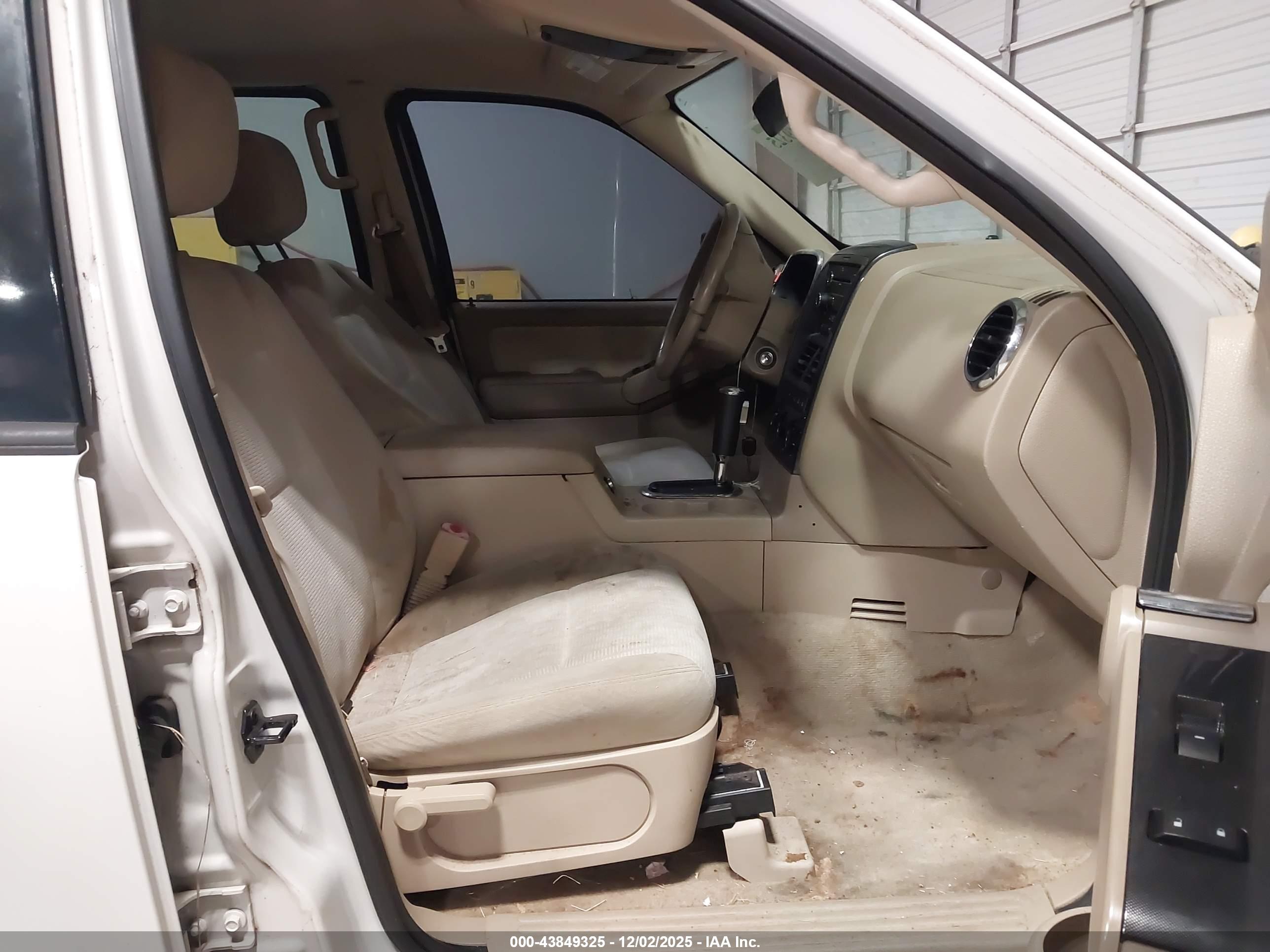 FORD EXPLORER image 5