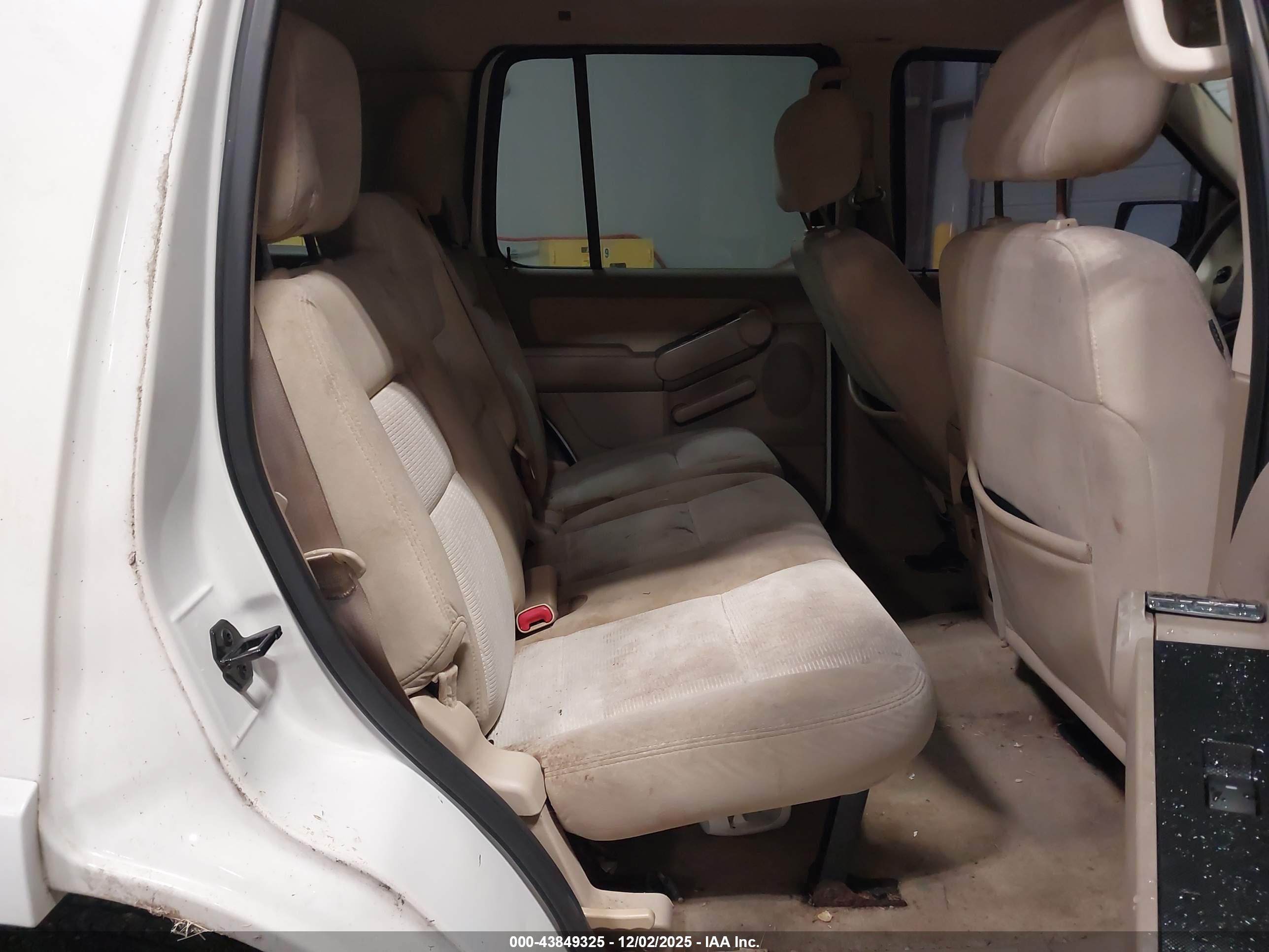 FORD EXPLORER image 8
