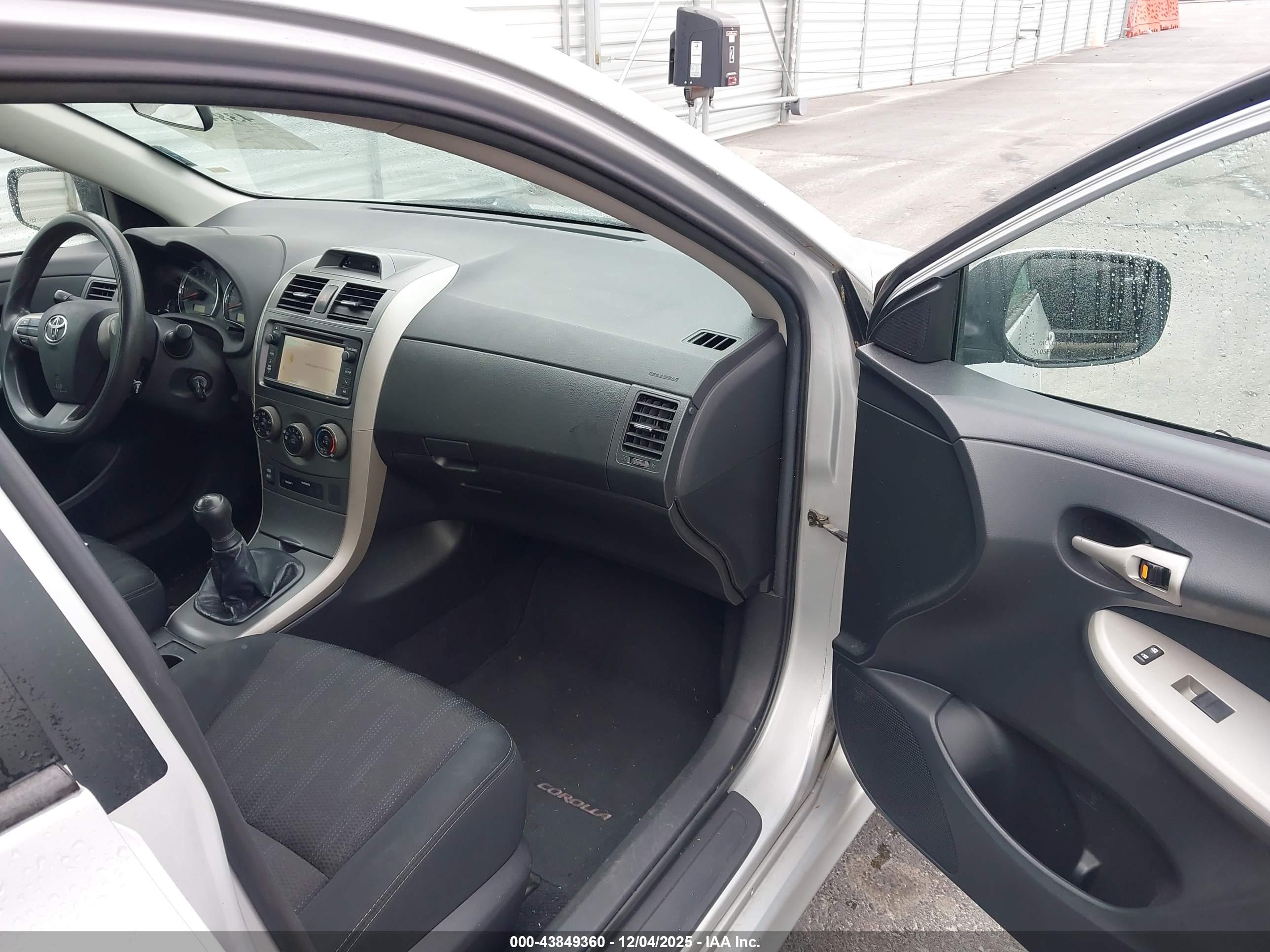 TOYOTA COROLLA image 5