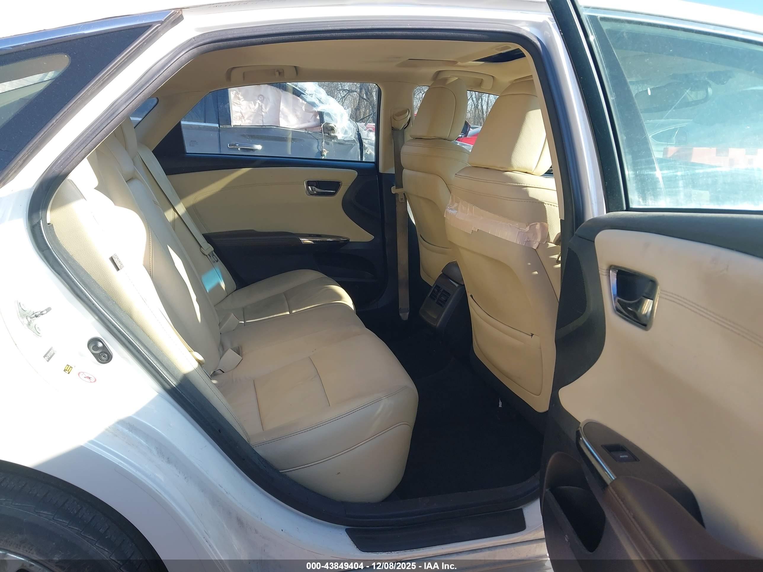 TOYOTA AVALON image 8