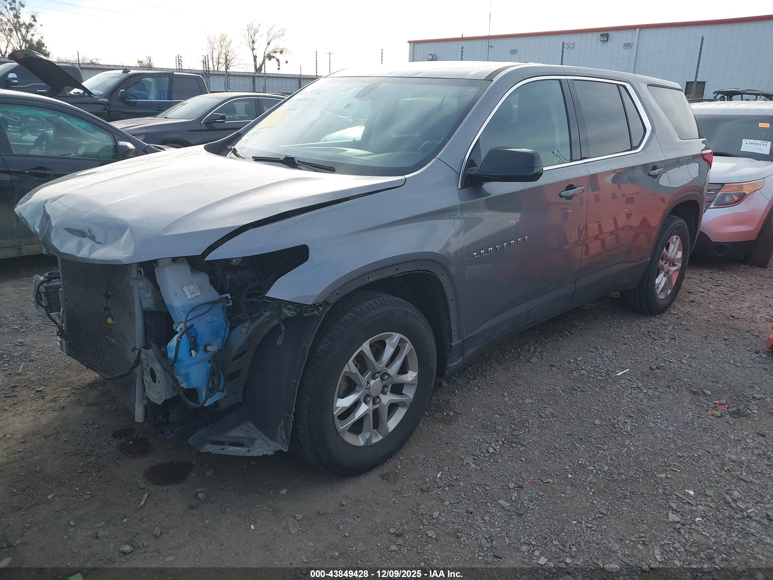 CHEVROLET TRAVERSE image 2