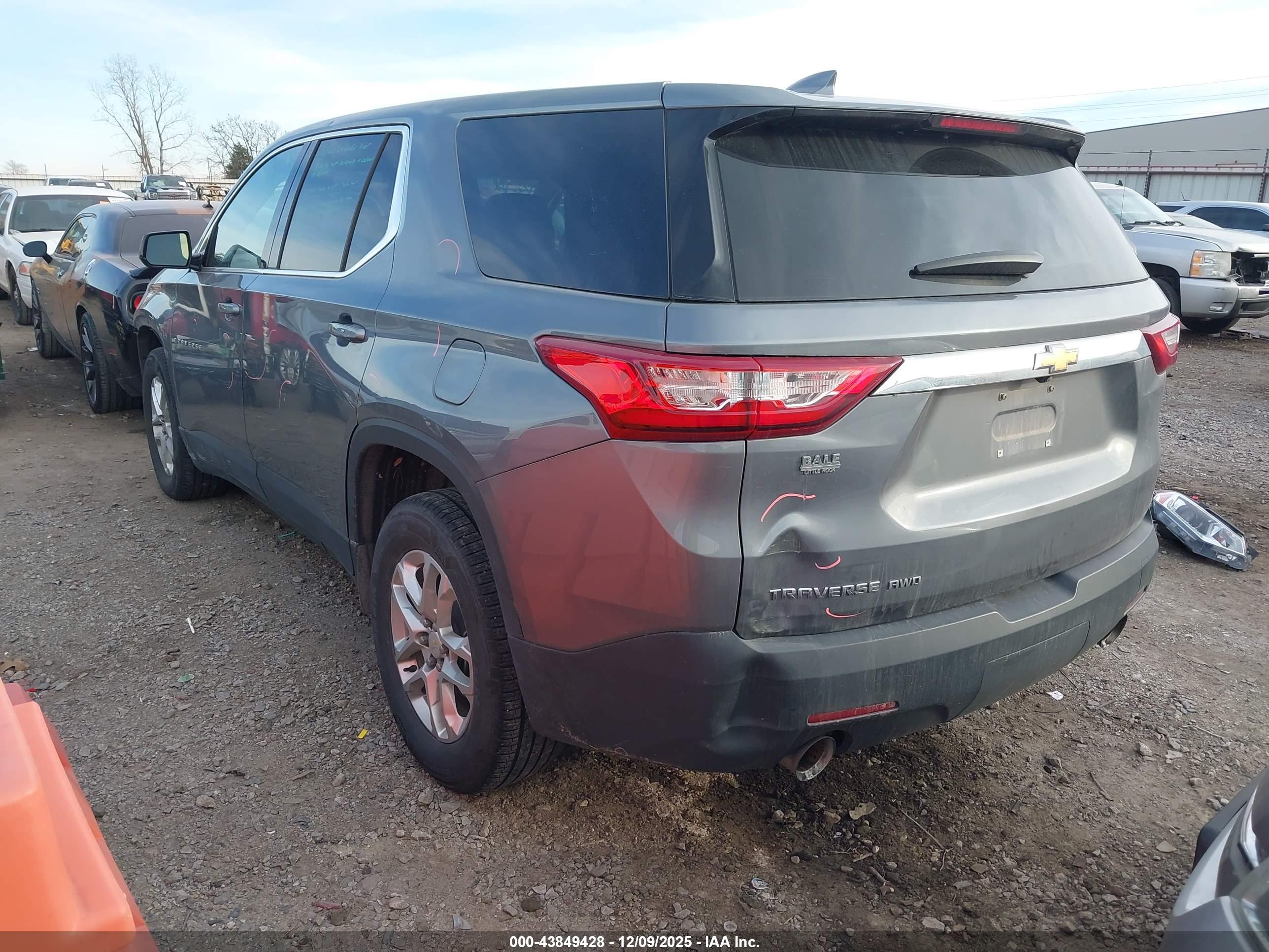 CHEVROLET TRAVERSE image 3