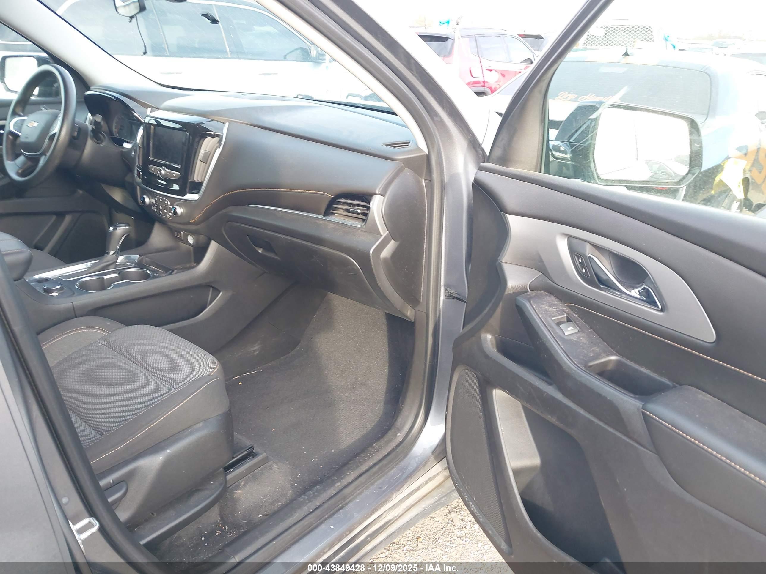 CHEVROLET TRAVERSE image 5