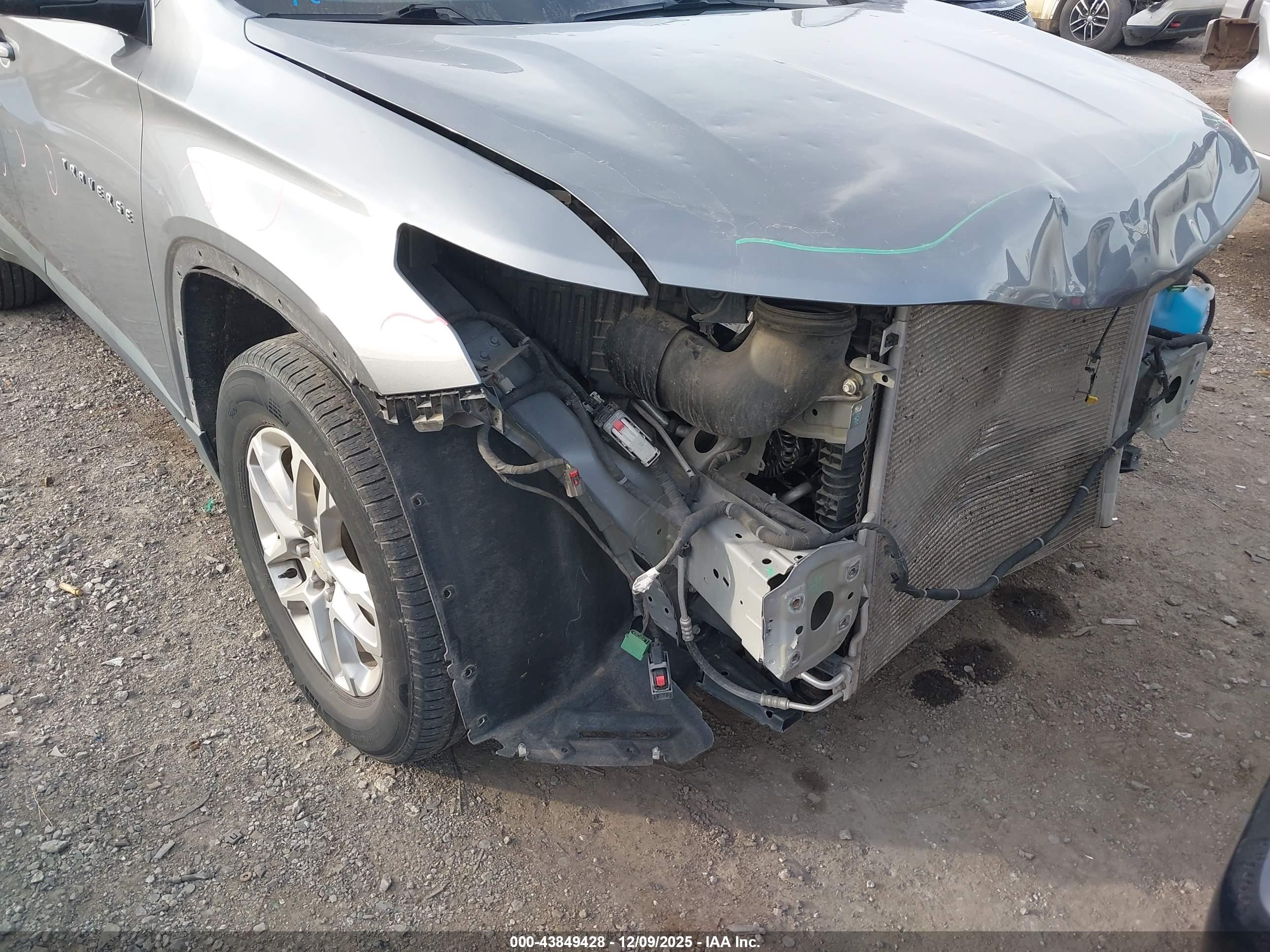 CHEVROLET TRAVERSE image 6