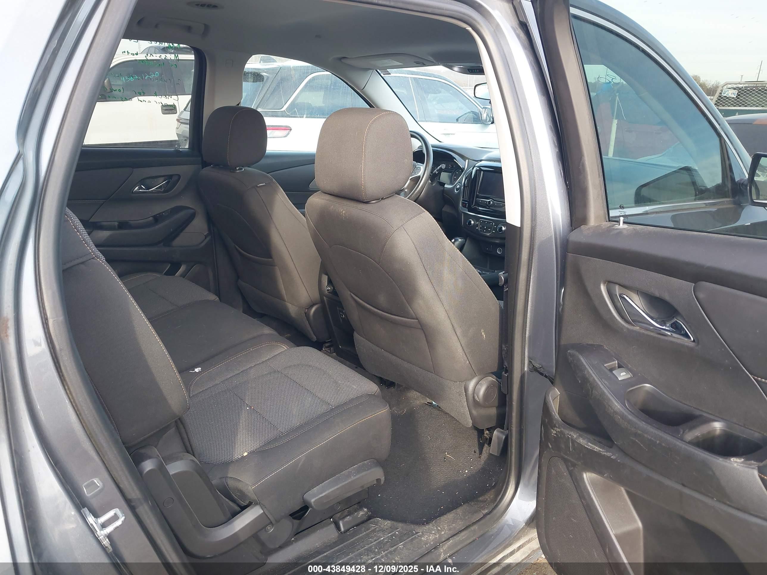 CHEVROLET TRAVERSE image 8