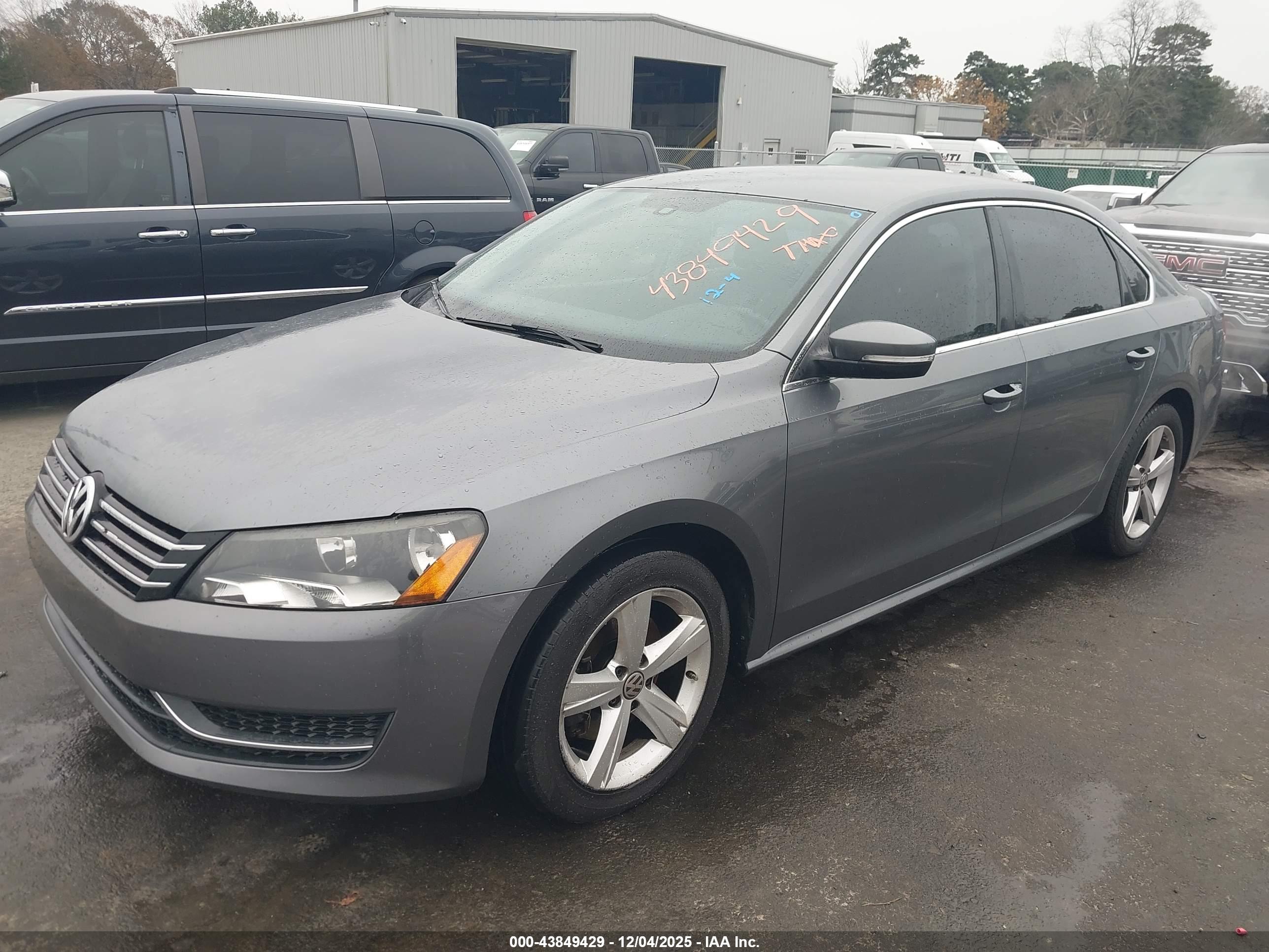 VOLKSWAGEN PASSAT image 2