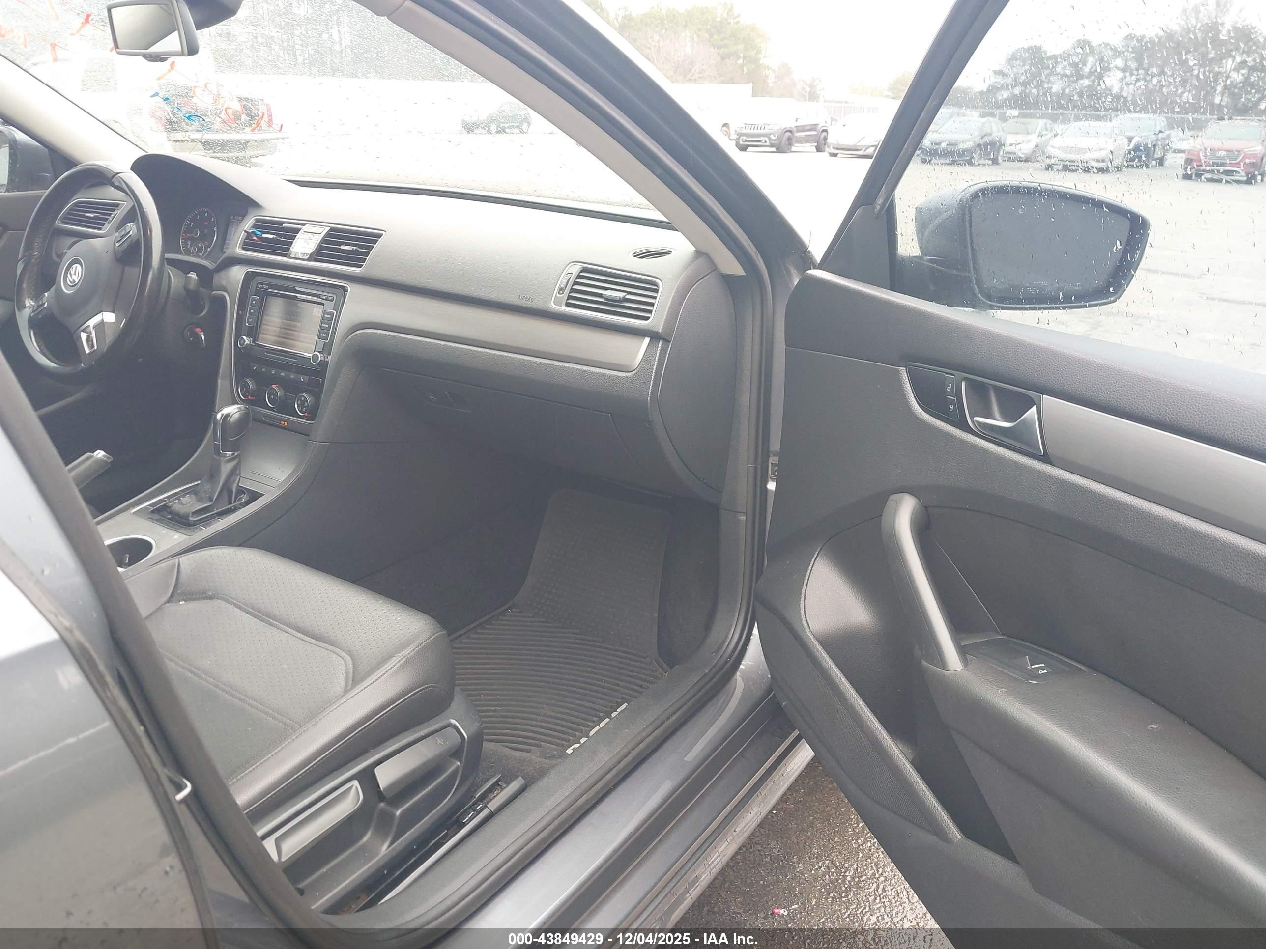 VOLKSWAGEN PASSAT image 5