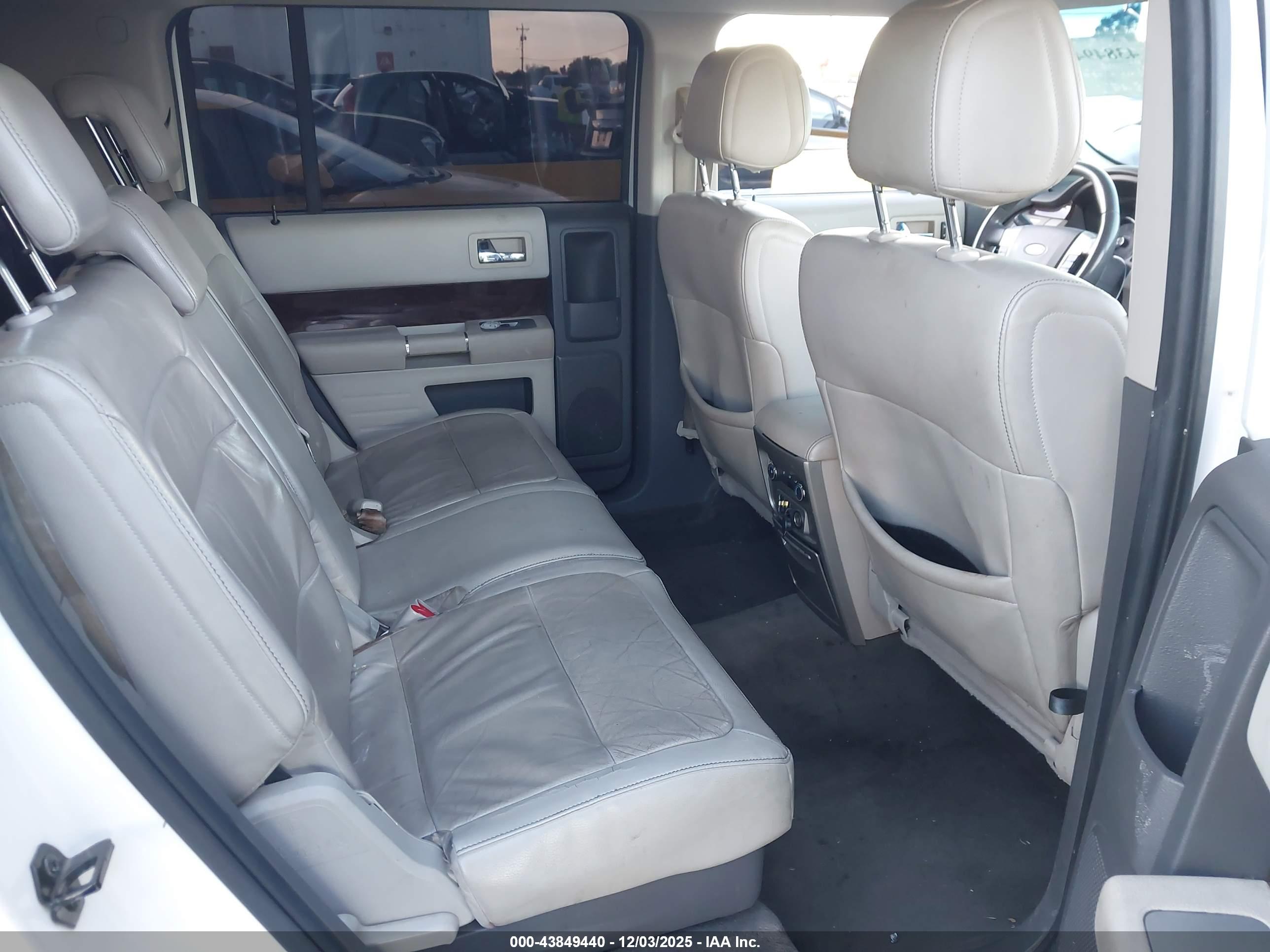 FORD FLEX image 8