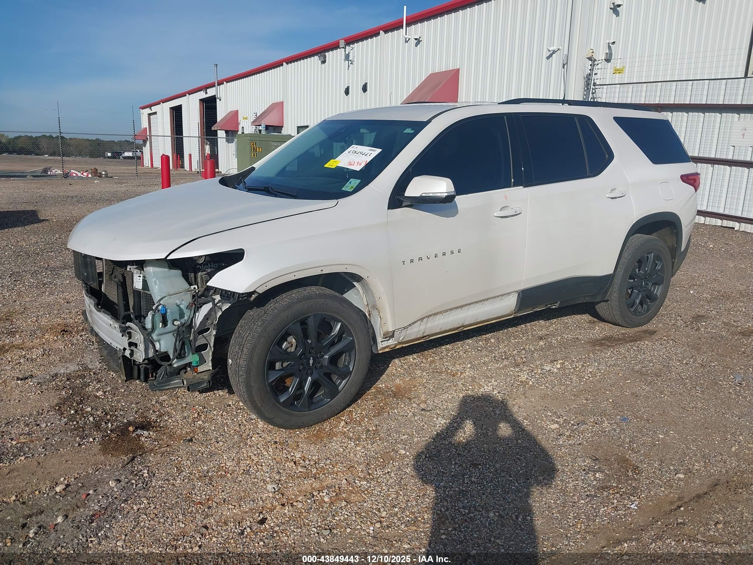 CHEVROLET TRAVERSE image 2