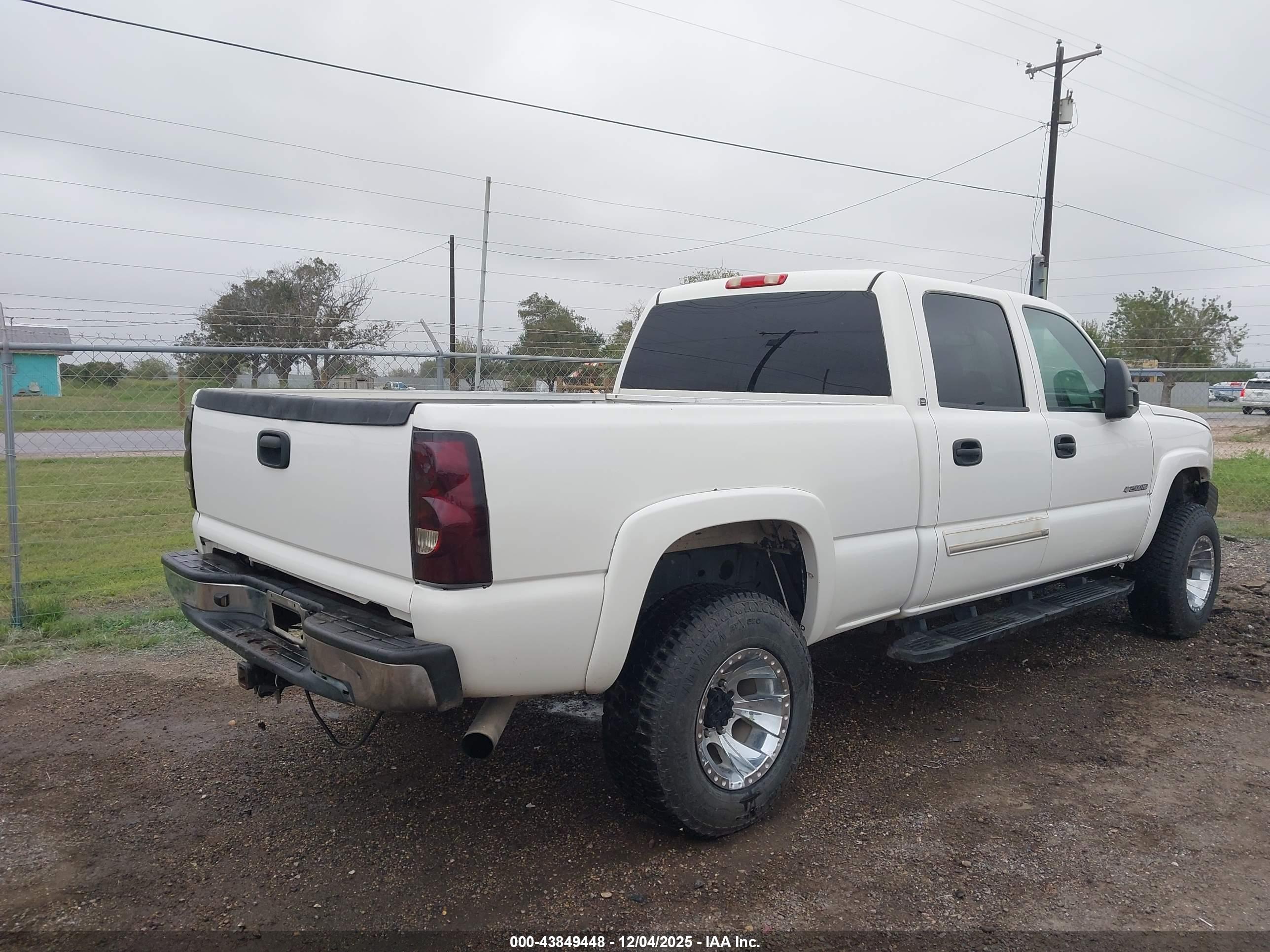 CHEVROLET SILVERADO image 4