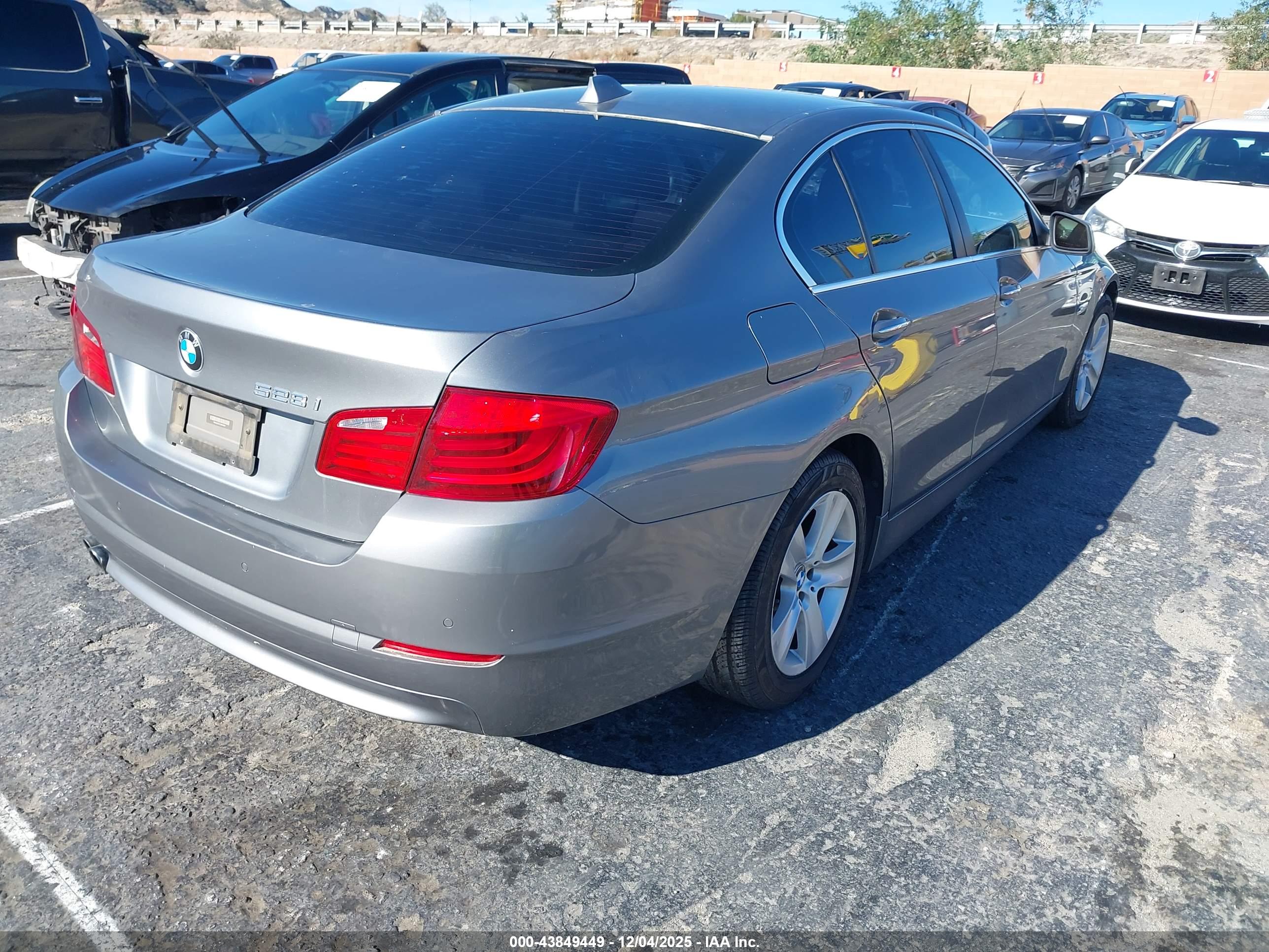 BMW 528I image 4