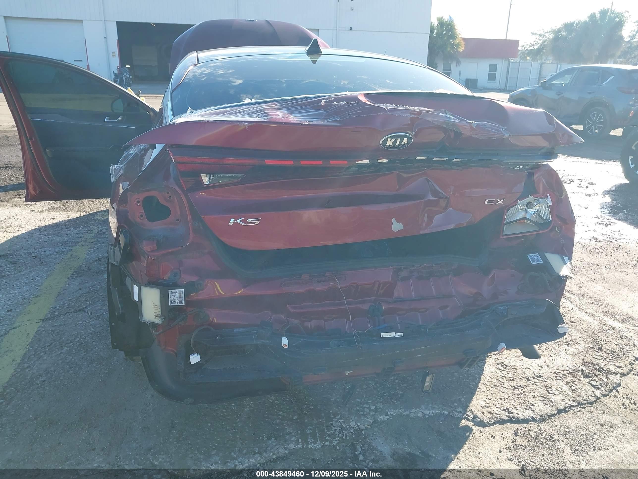 KIA K5 image 6