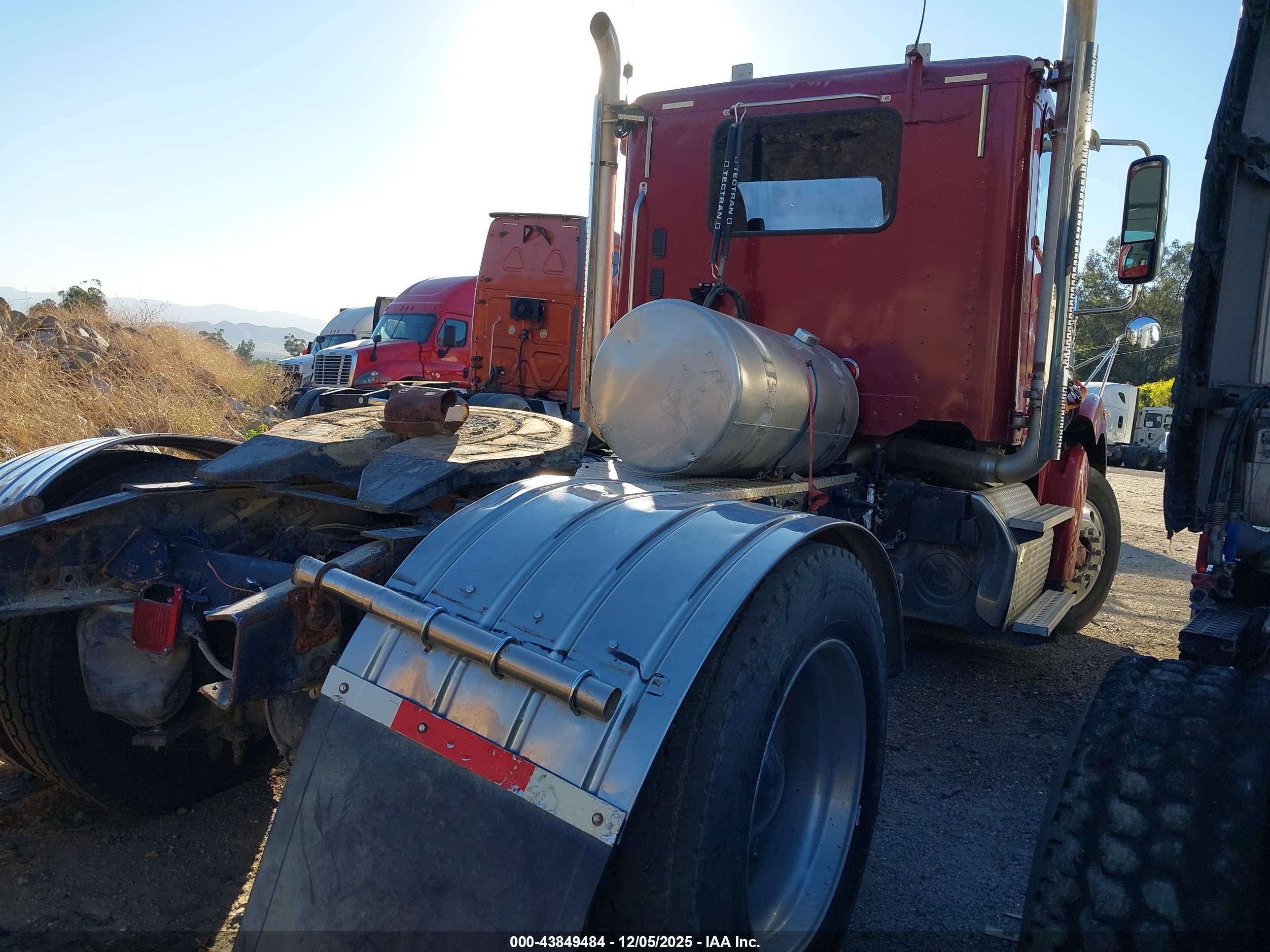 FREIGHTLINER 122SD image 4