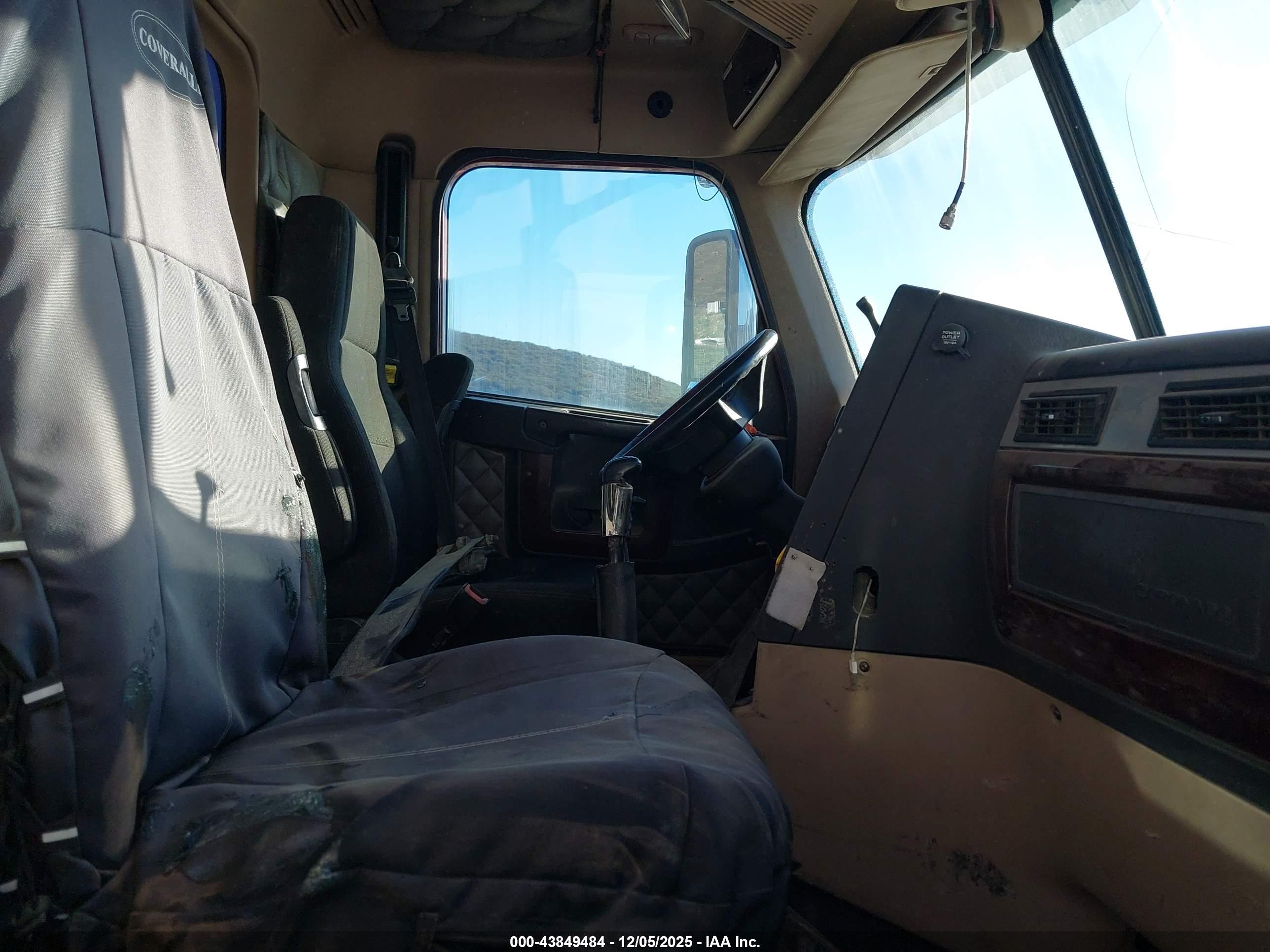 FREIGHTLINER 122SD image 8