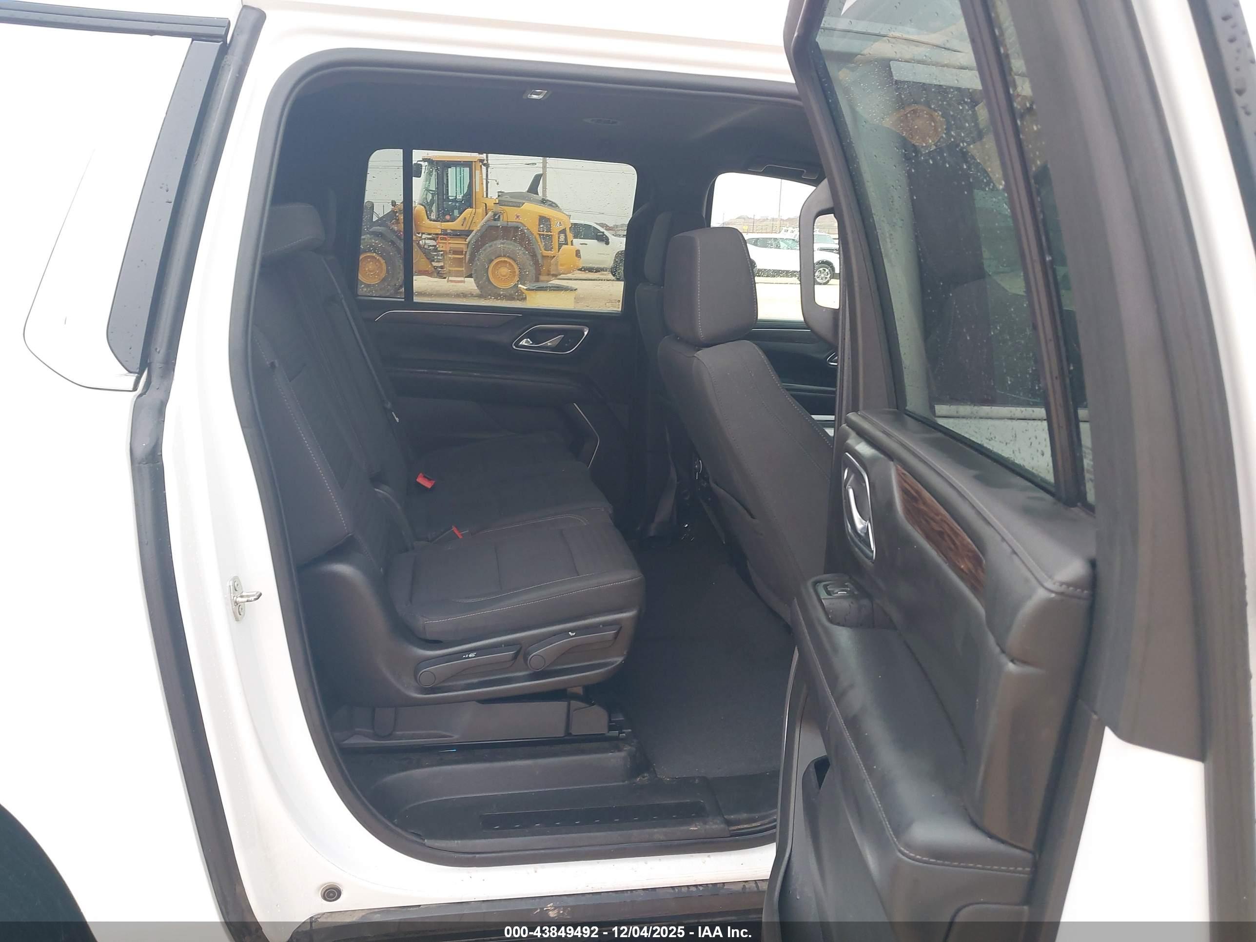 CHEVROLET SUBURBAN image 8