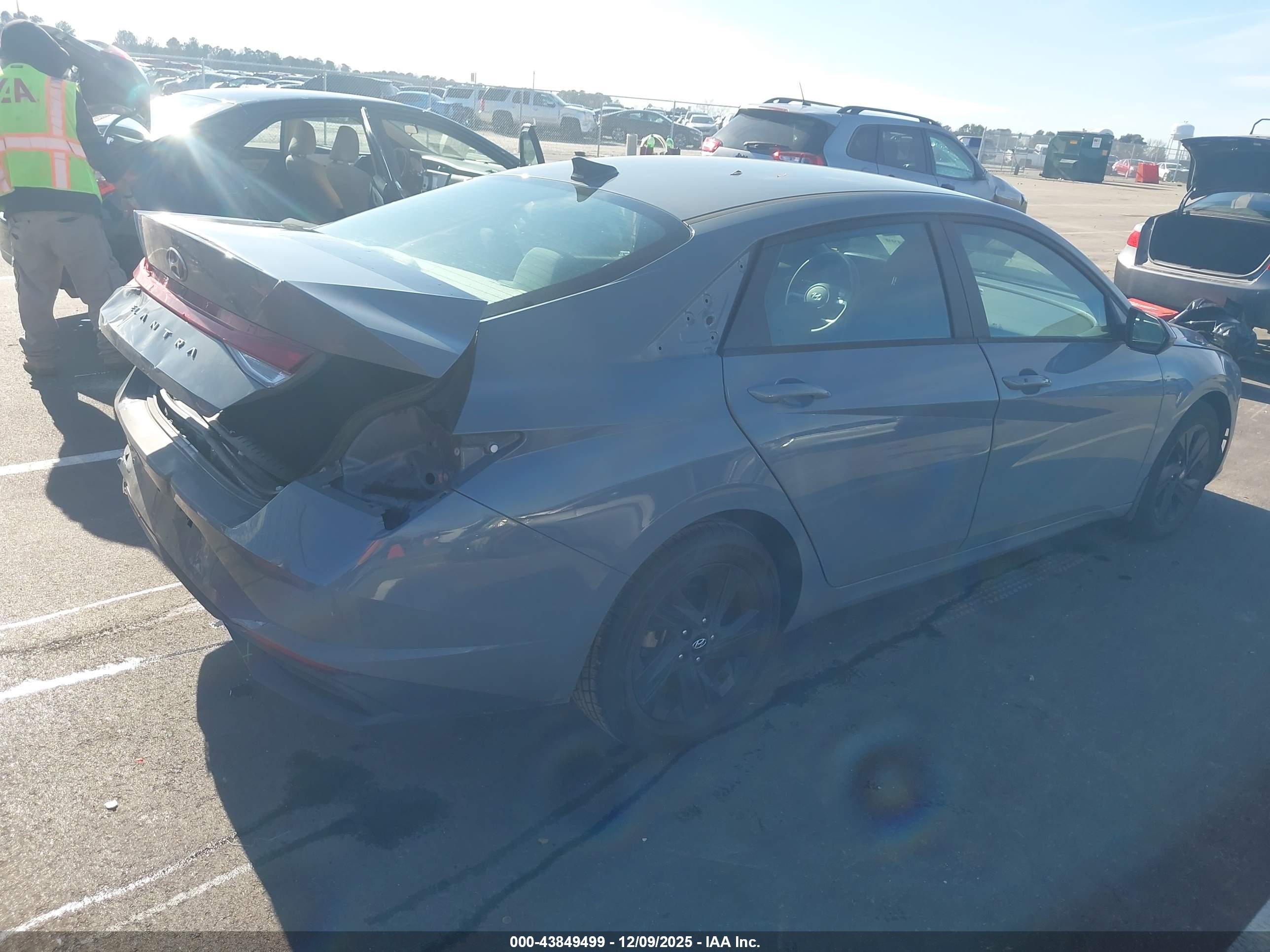 HYUNDAI ELANTRA image 4