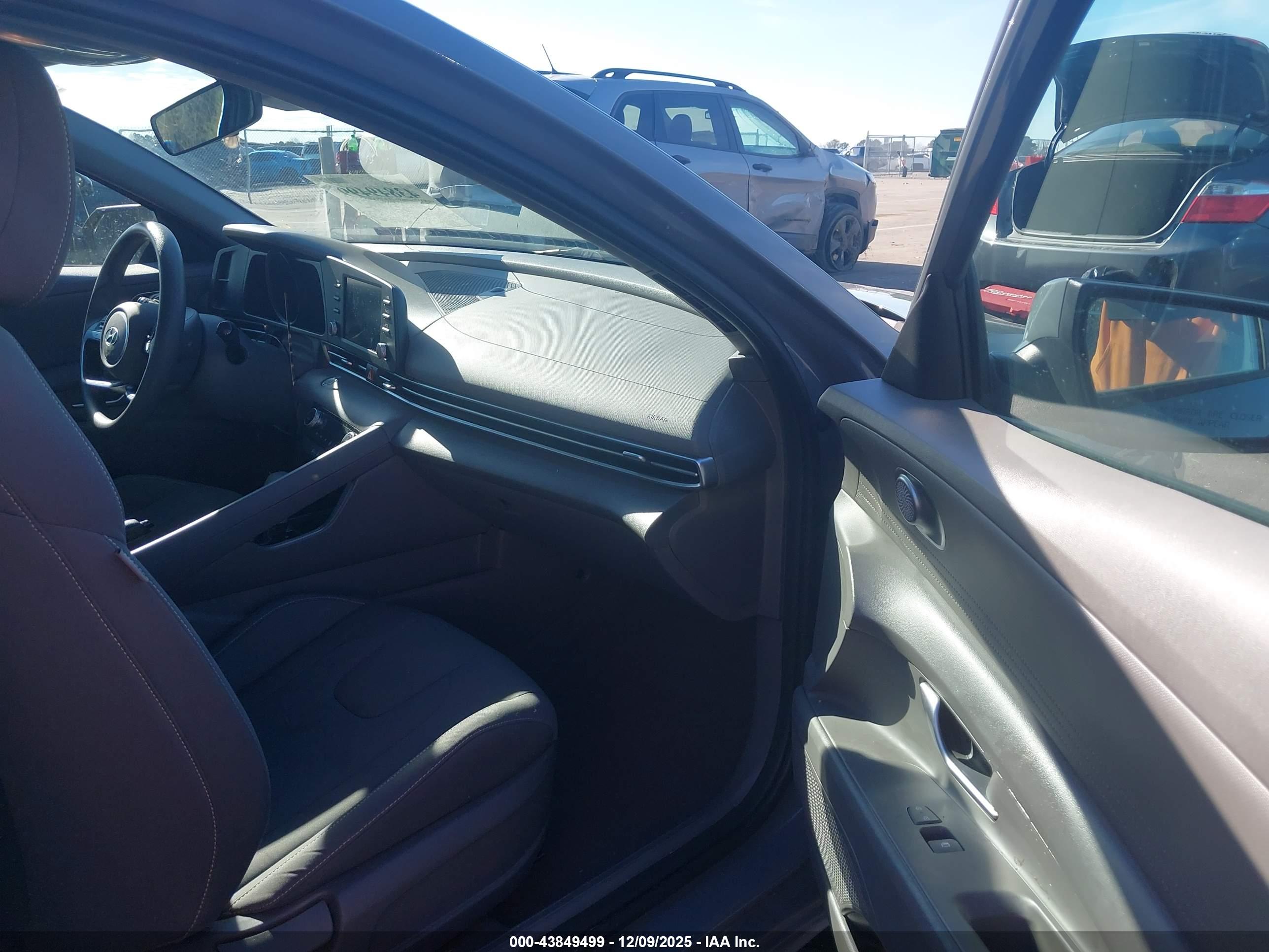 HYUNDAI ELANTRA image 5