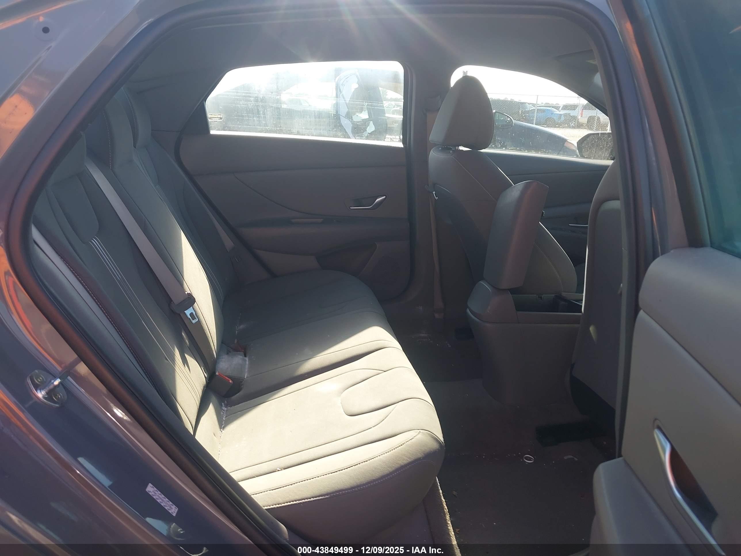 HYUNDAI ELANTRA image 8