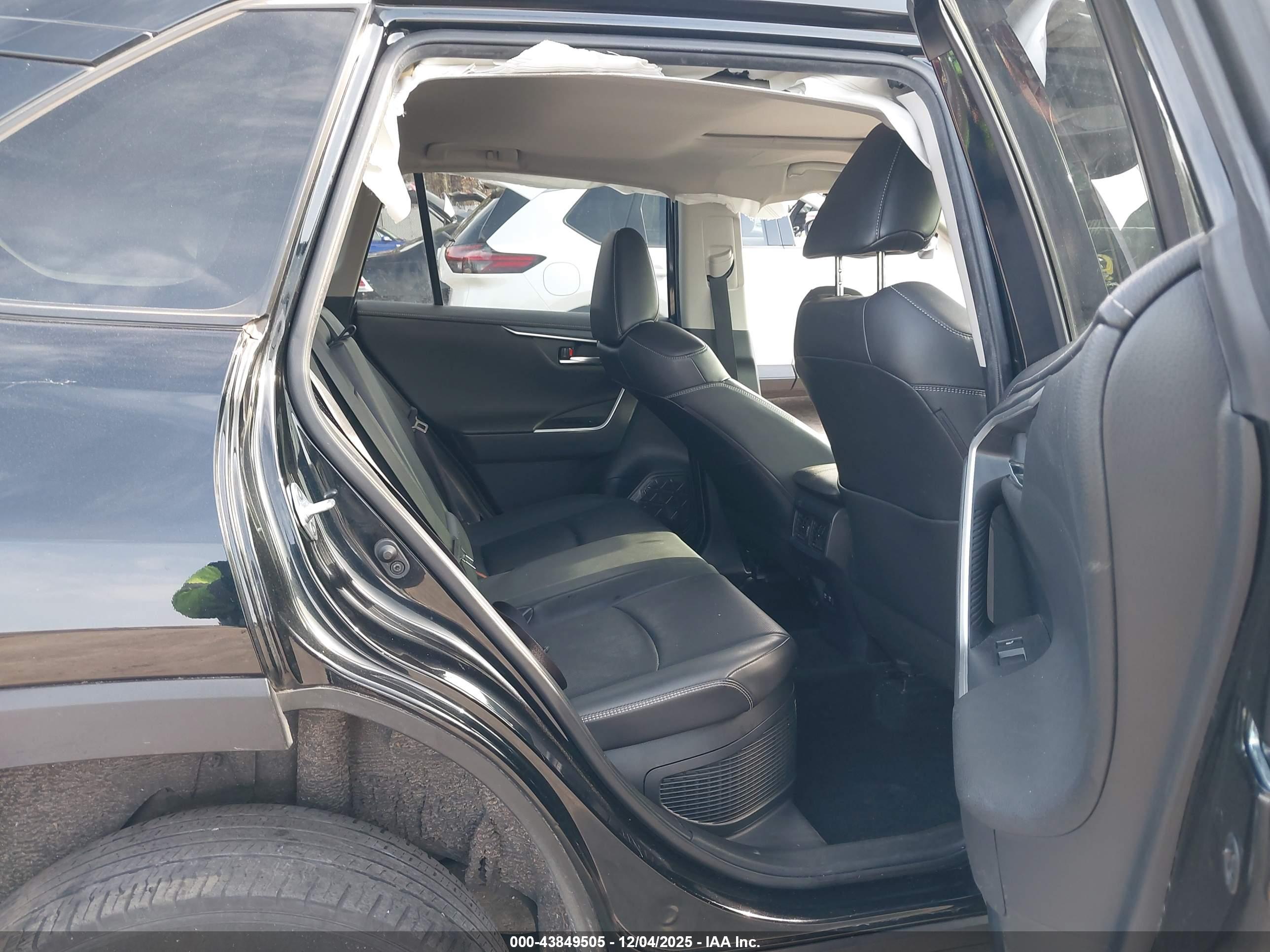TOYOTA RAV4 image 8