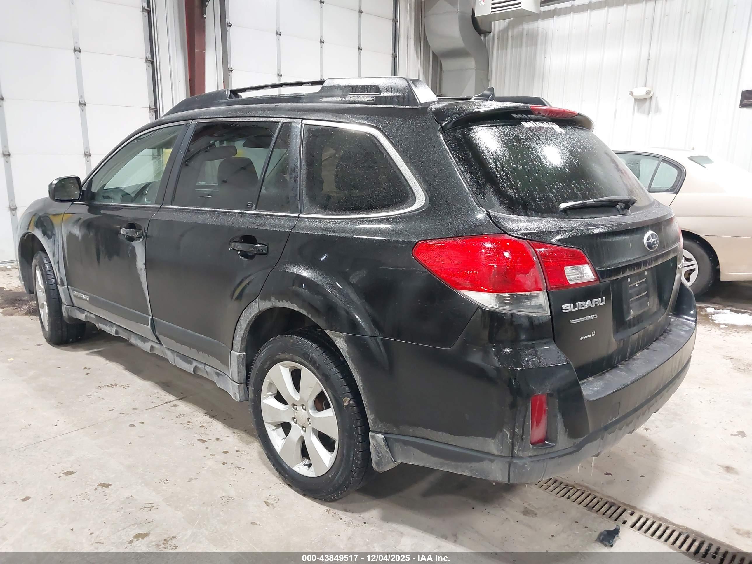 SUBARU OUTBACK image 3