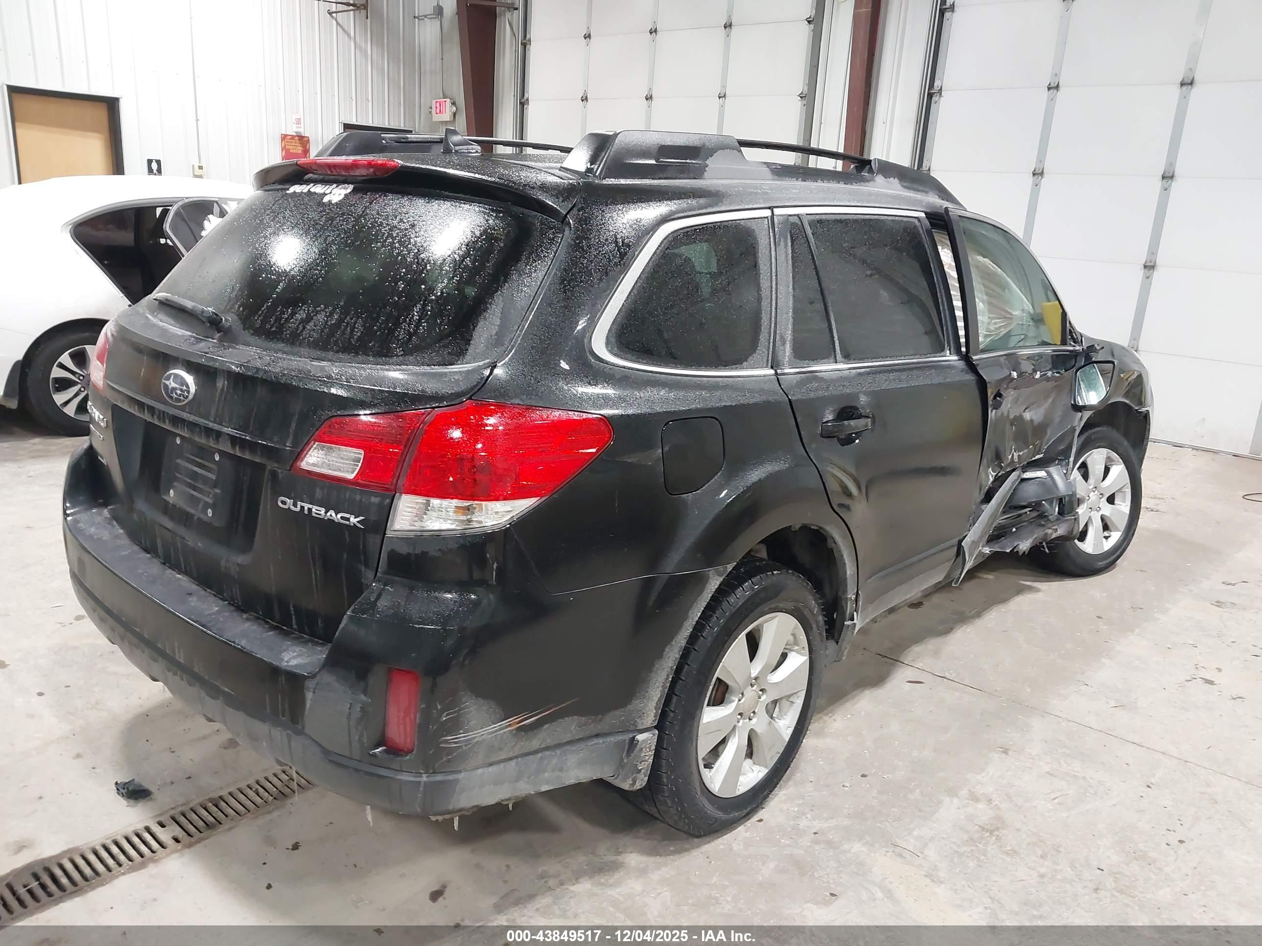 SUBARU OUTBACK image 4