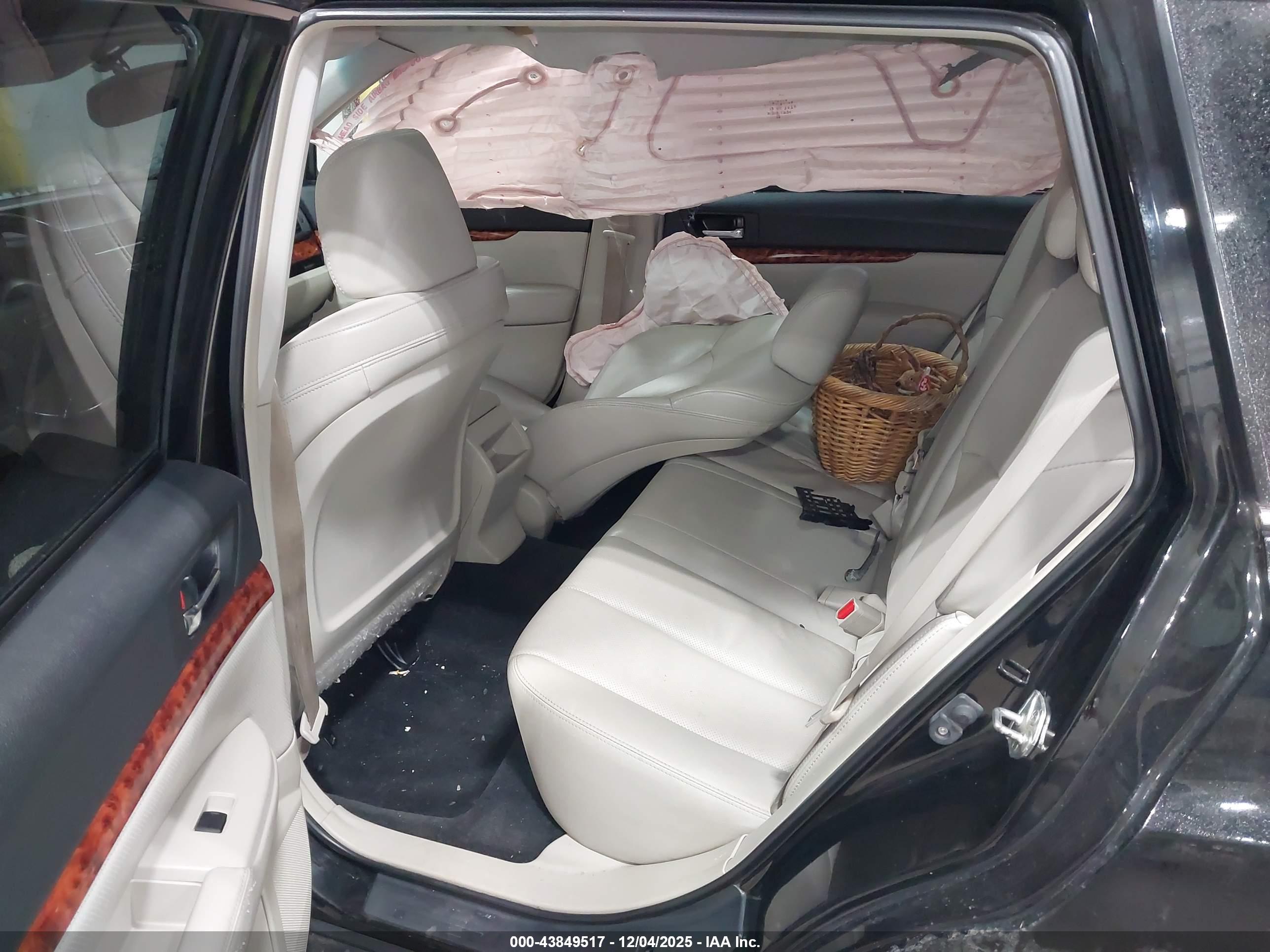 SUBARU OUTBACK image 8