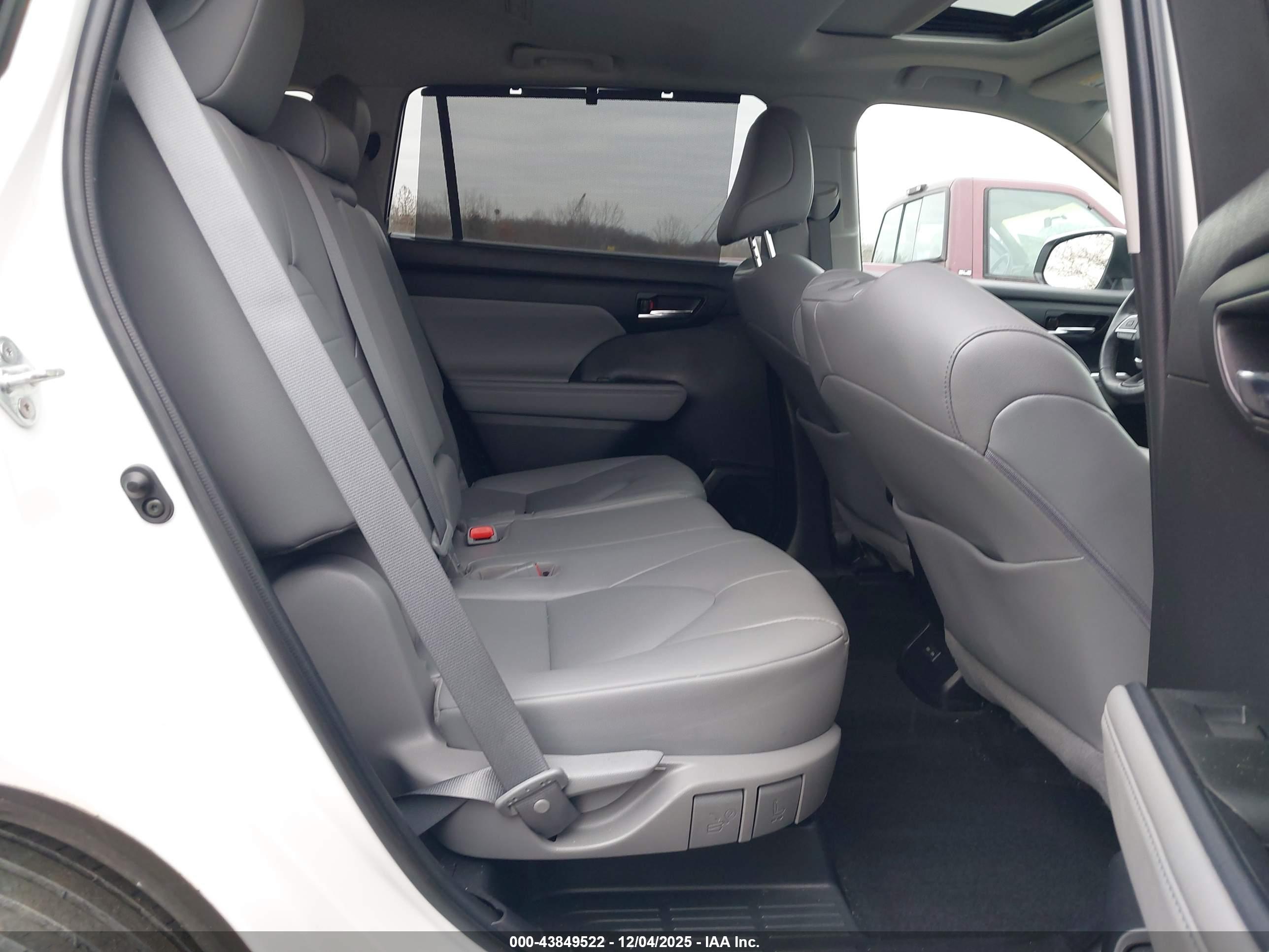 TOYOTA HIGHLANDER image 8