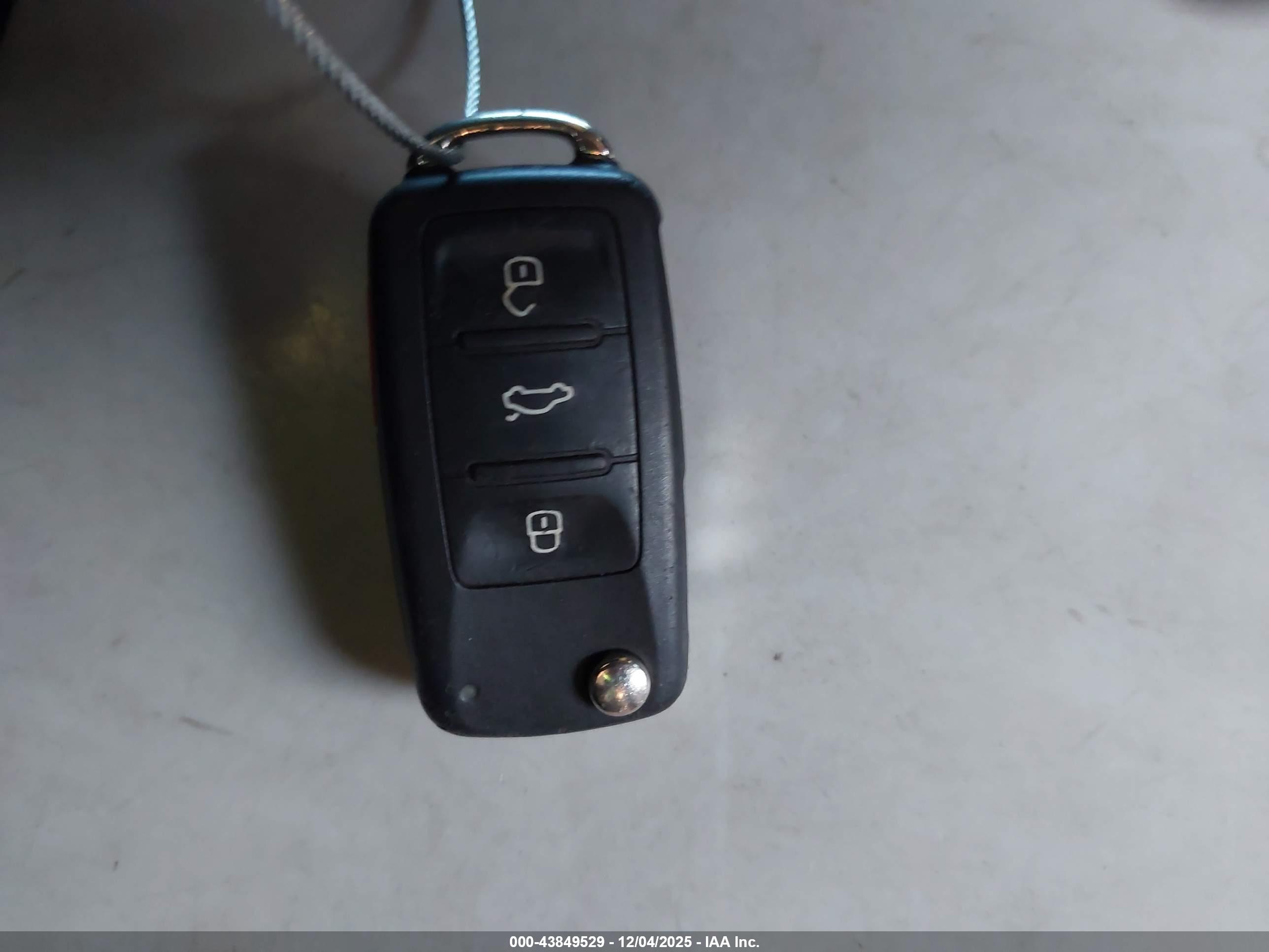 VOLKSWAGEN BEETLE image 11