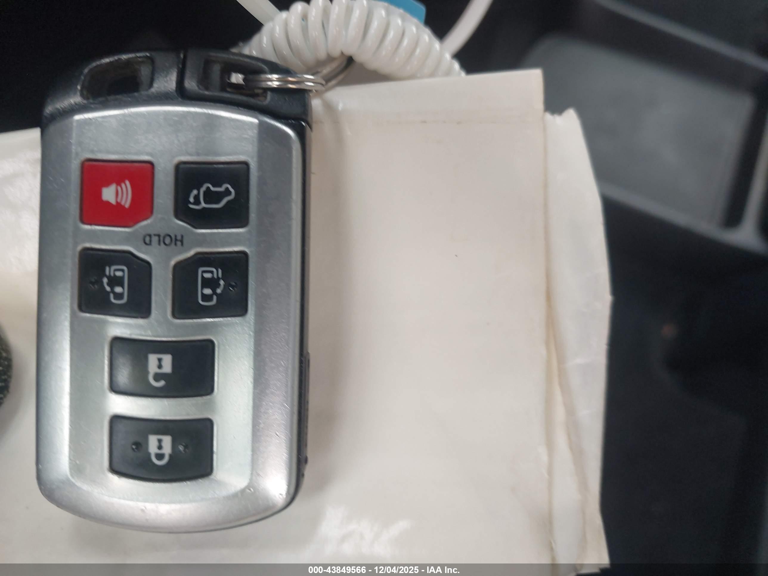 TOYOTA SIENNA image 11