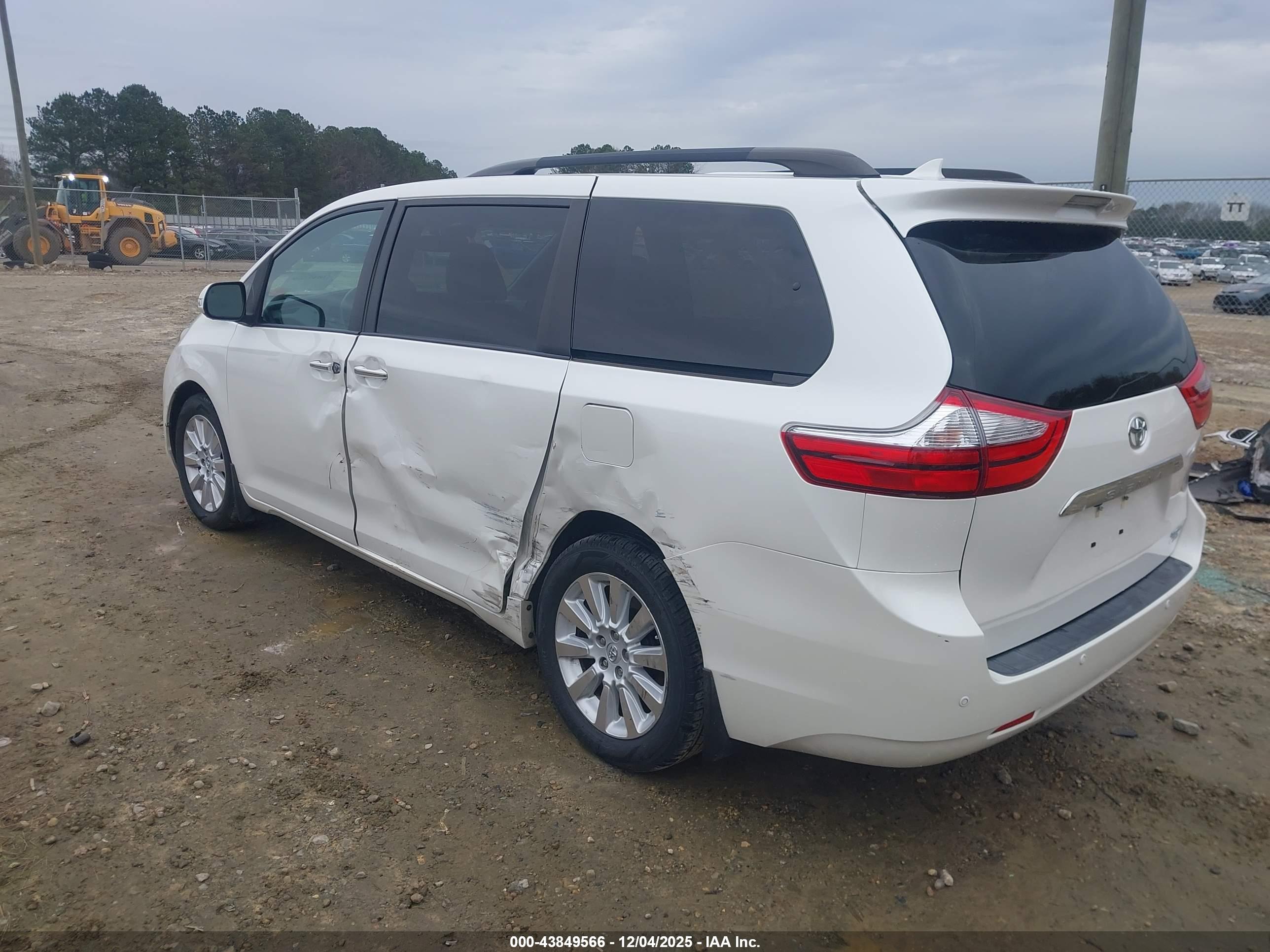TOYOTA SIENNA image 3