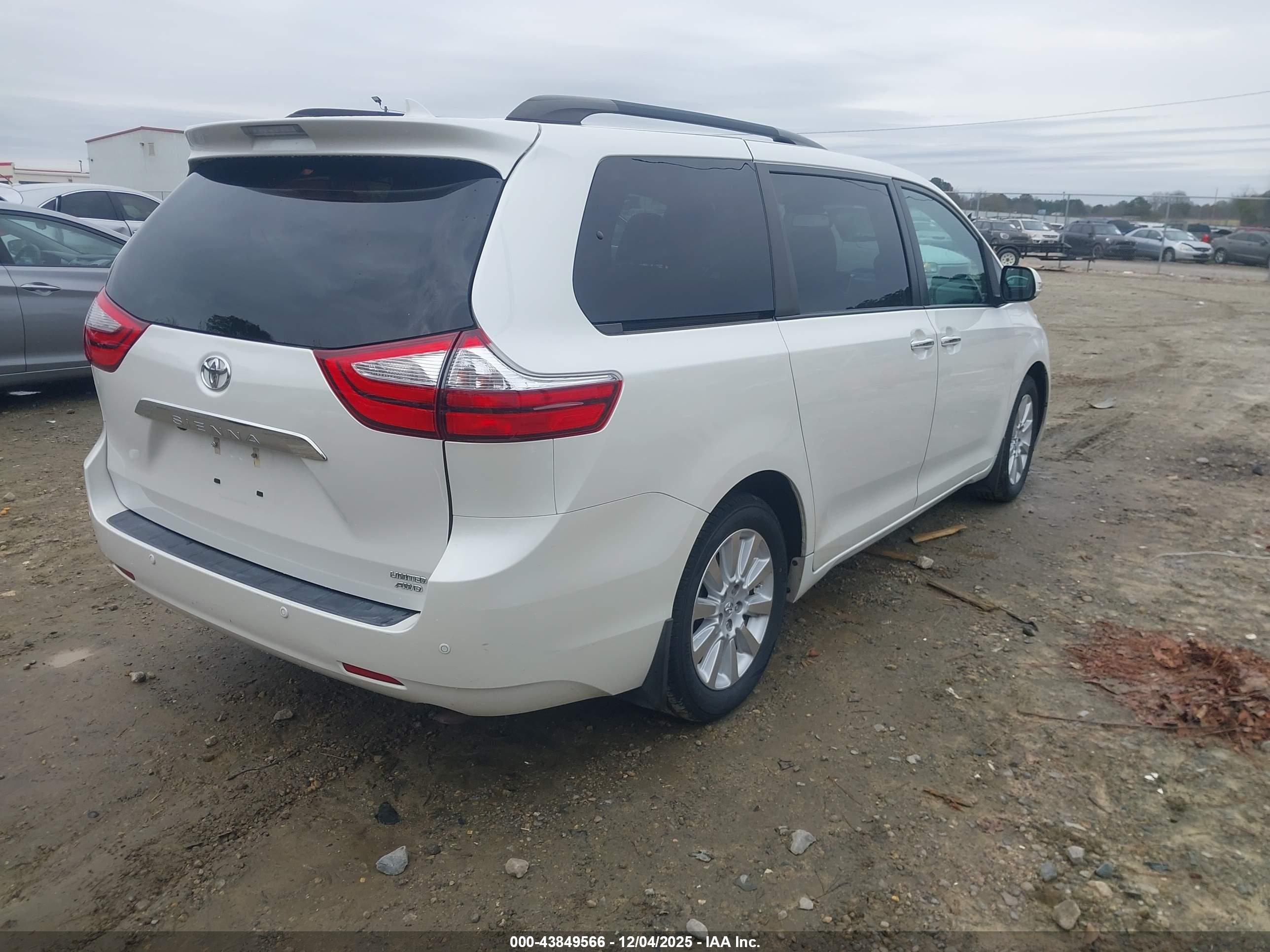 TOYOTA SIENNA image 4