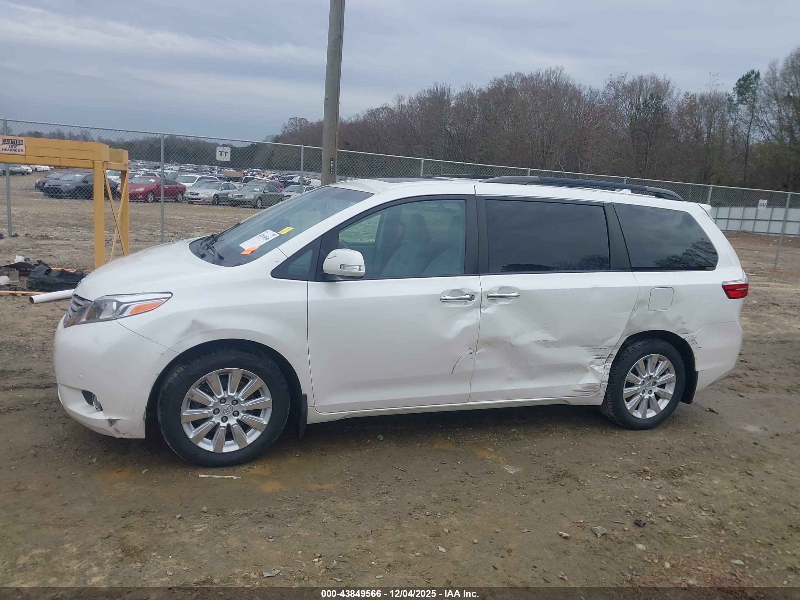 TOYOTA SIENNA image 6