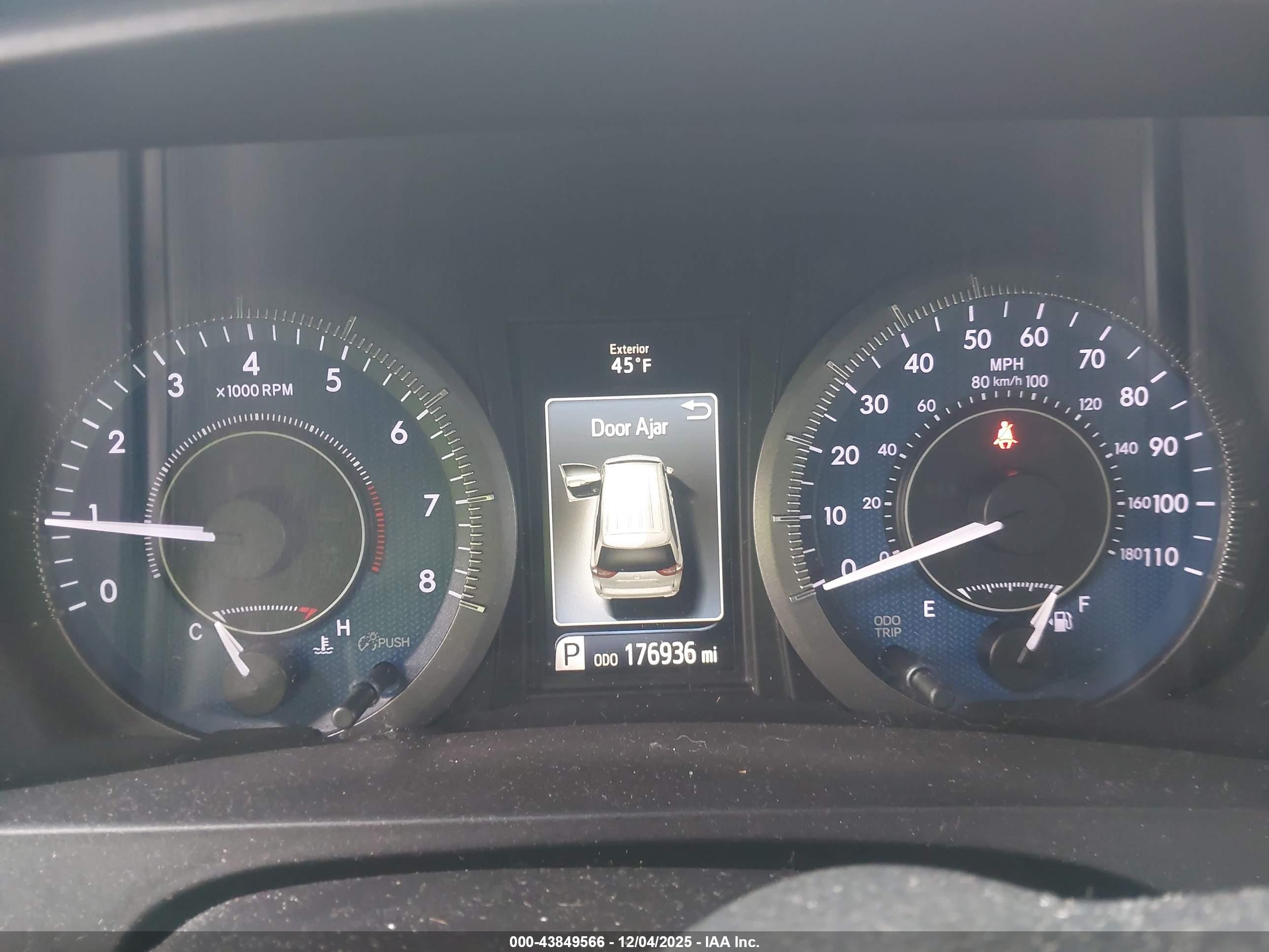 TOYOTA SIENNA image 7